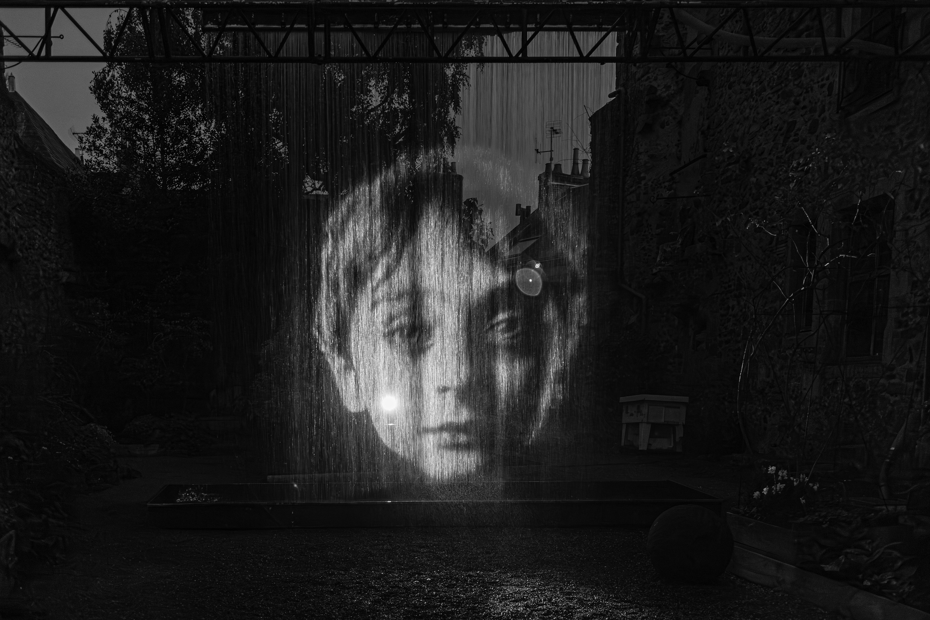 Un visage d'enfant projeté la nuit