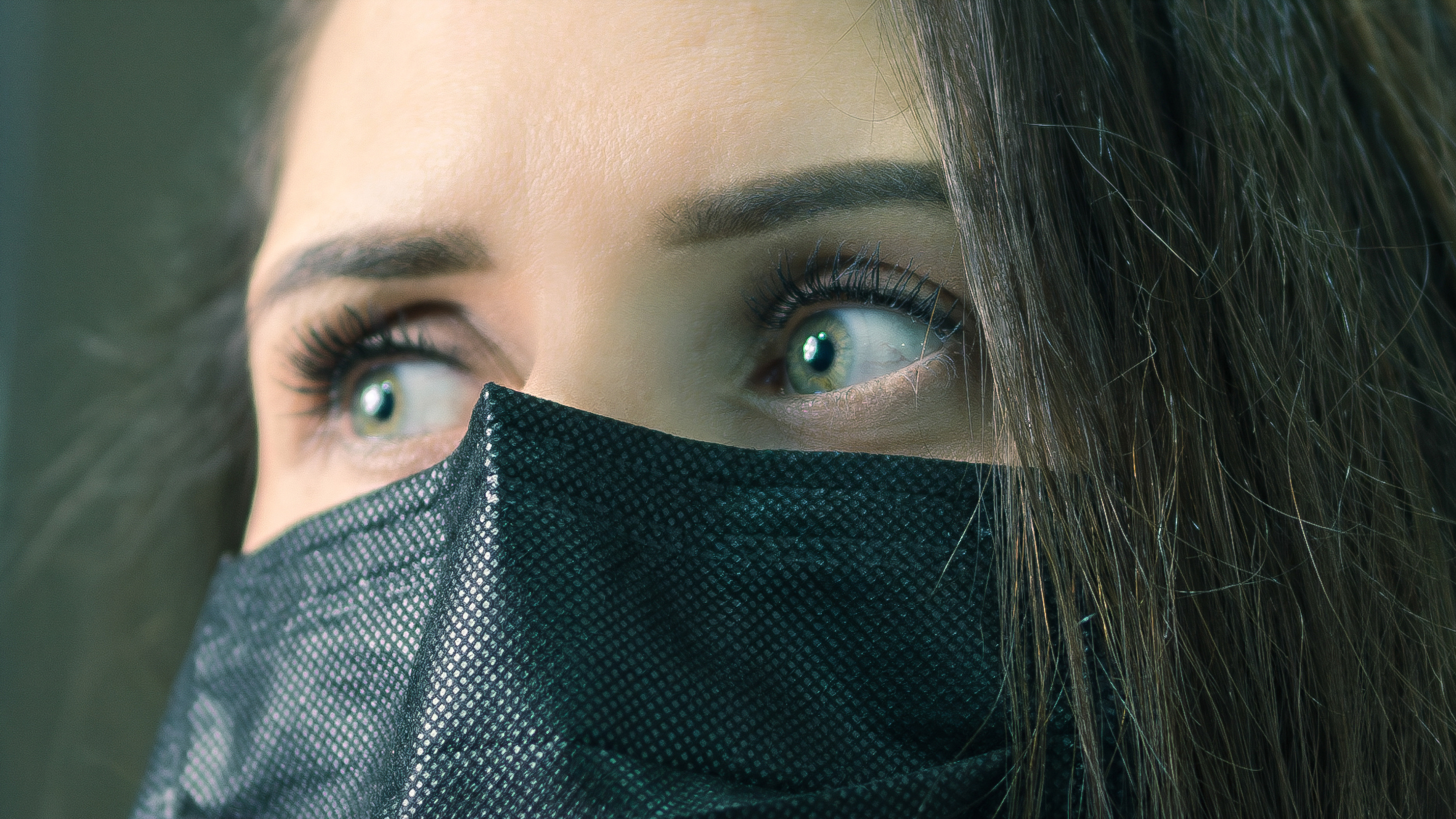 Le visage d'une femme avec un masque