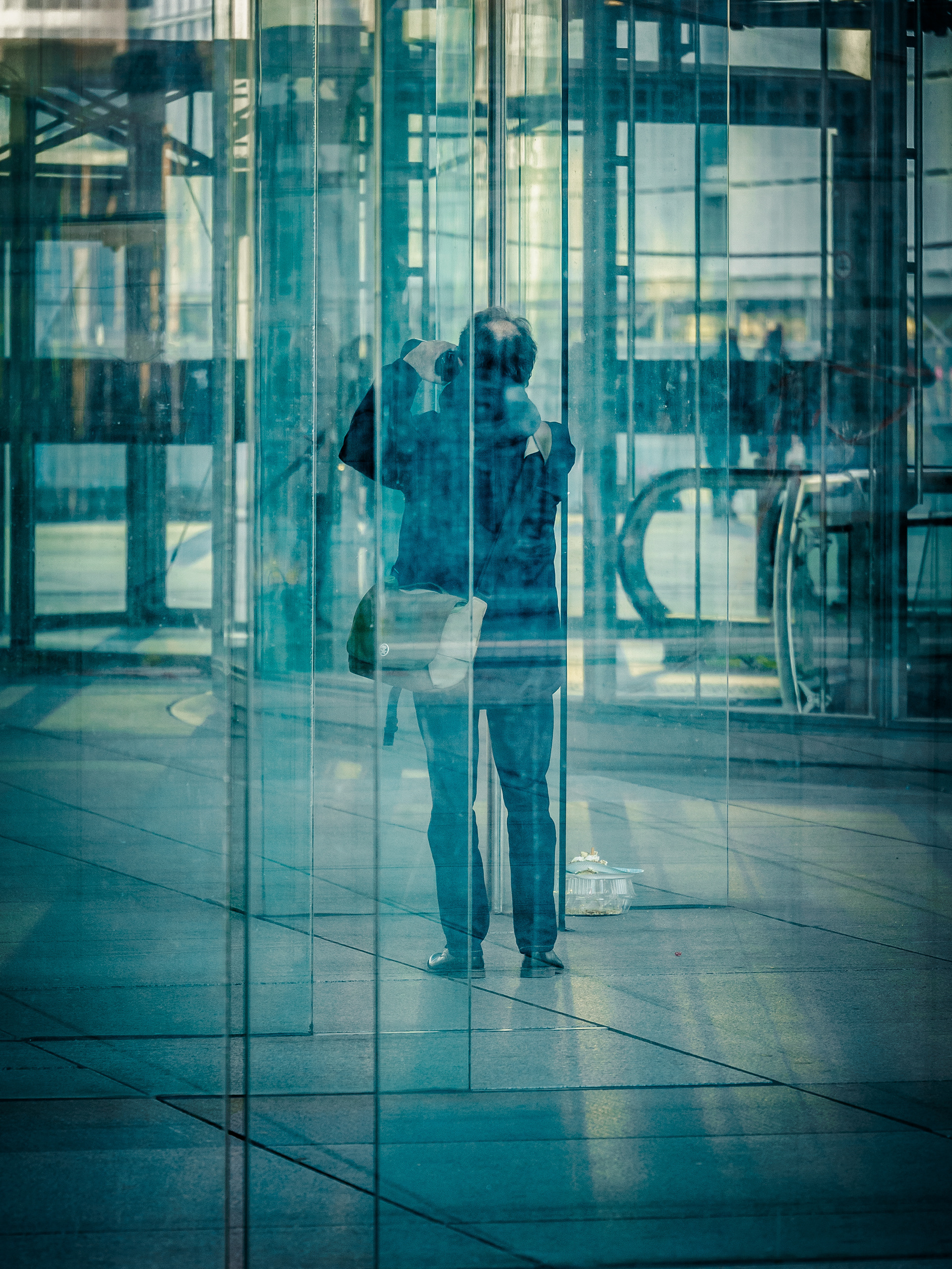 Un homme qui prend une photo (Paris La Défense)