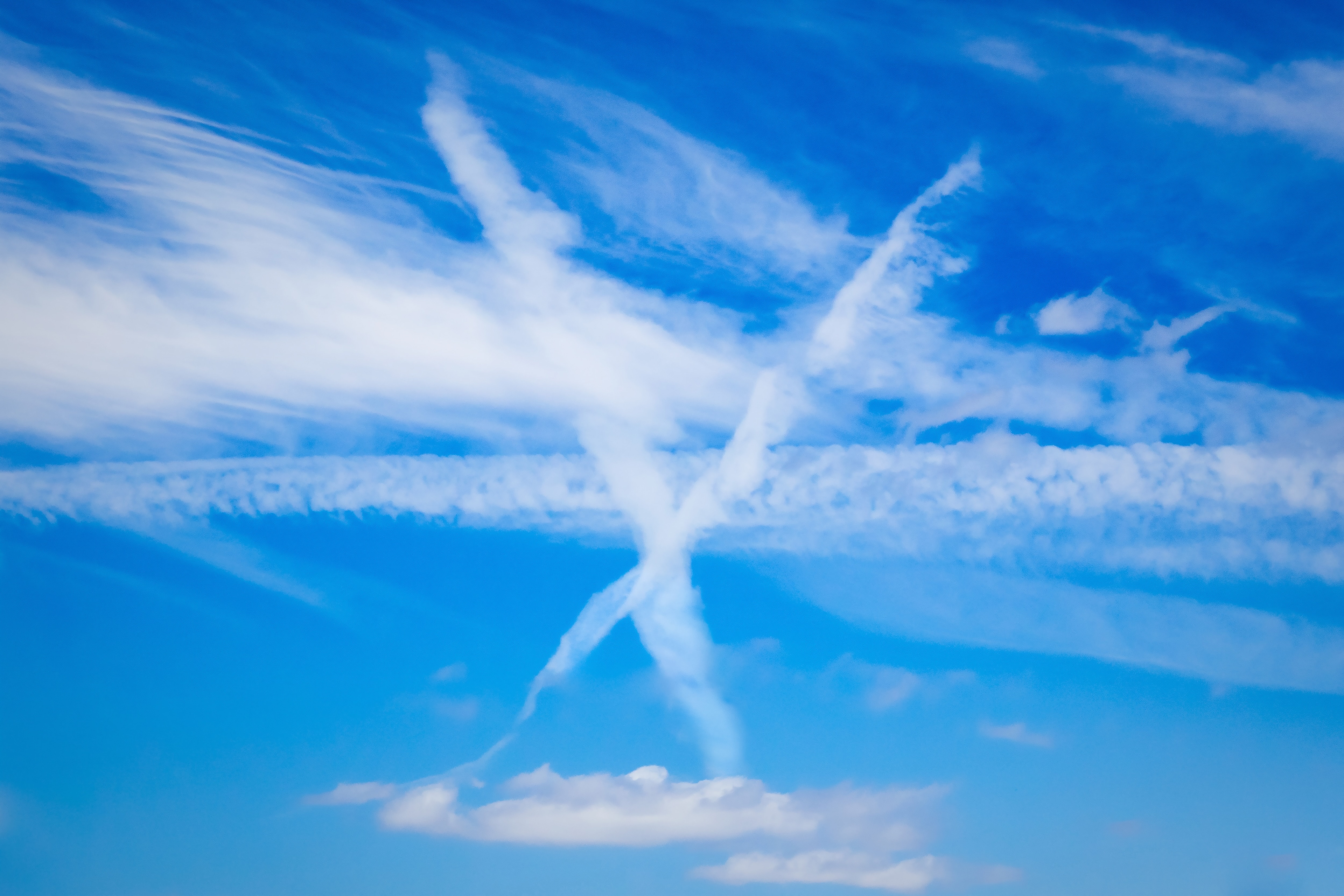 Des nuages qui forment la lettre X