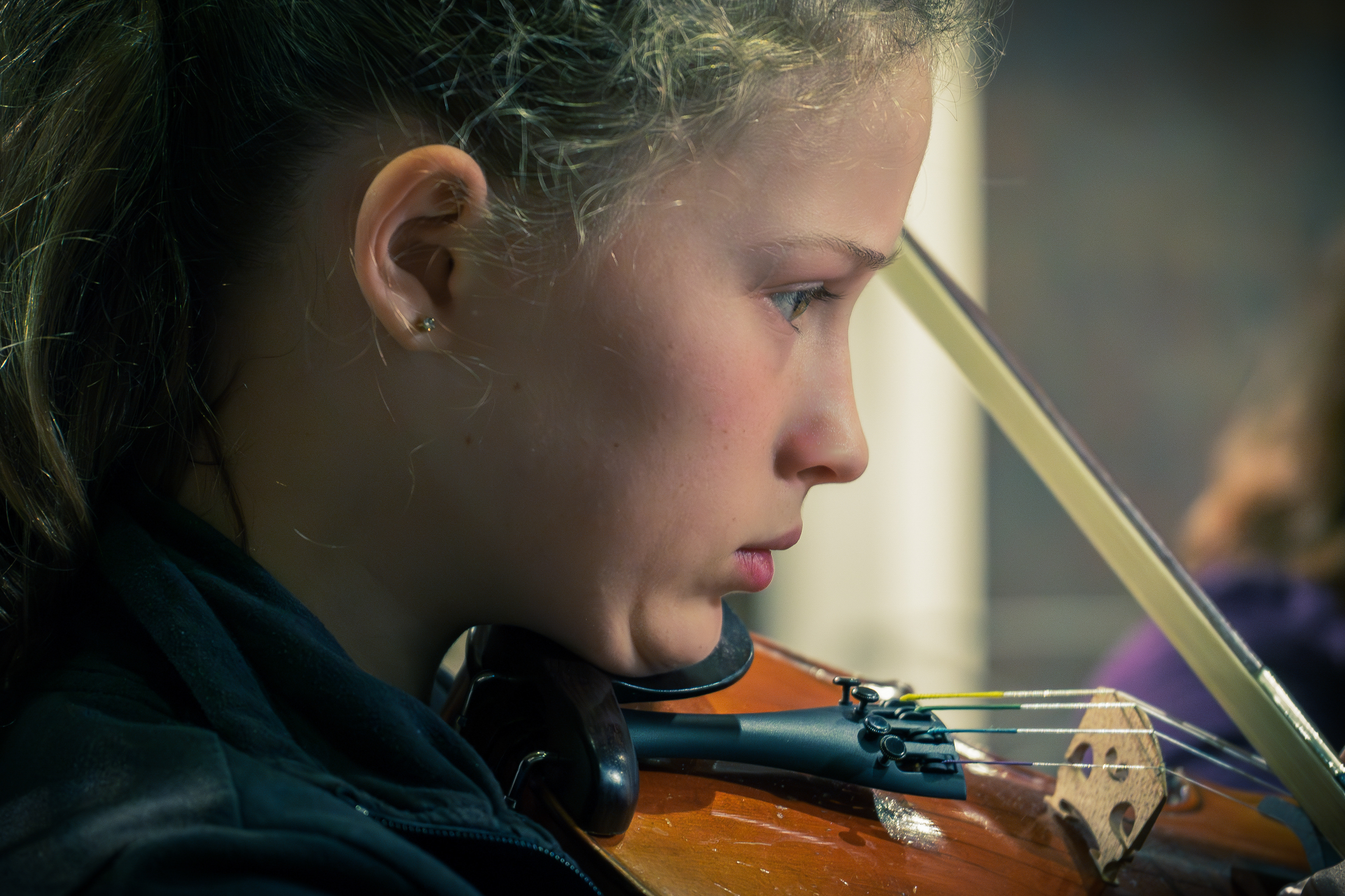 Une violoniste dans un concert de musique classique