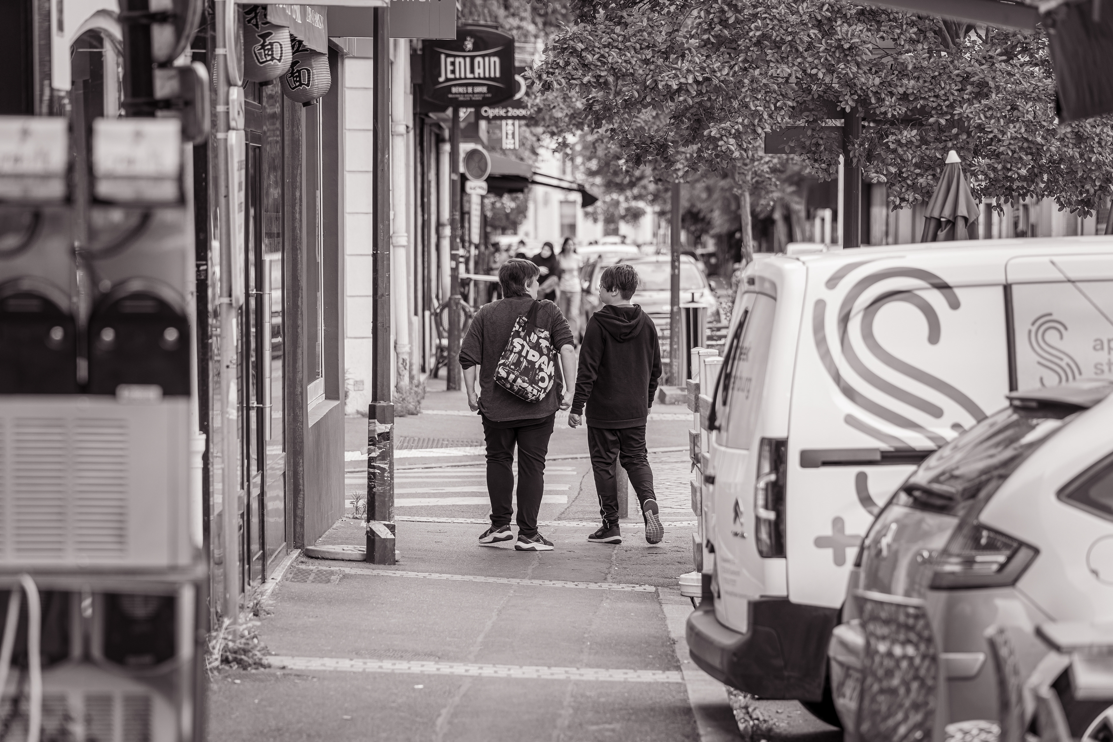 Deux personnes dans la rue