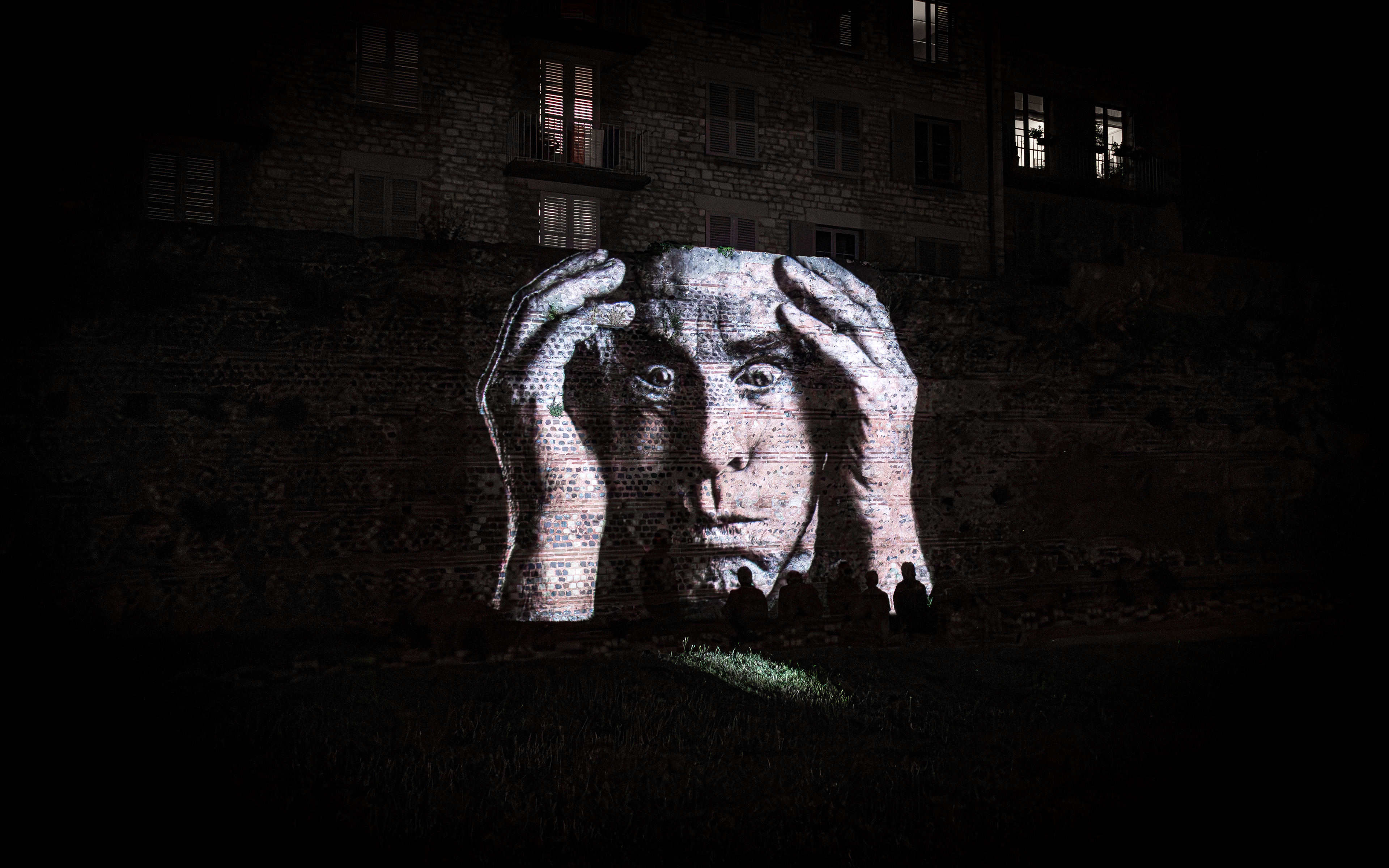 Le visage d'un homme excédé