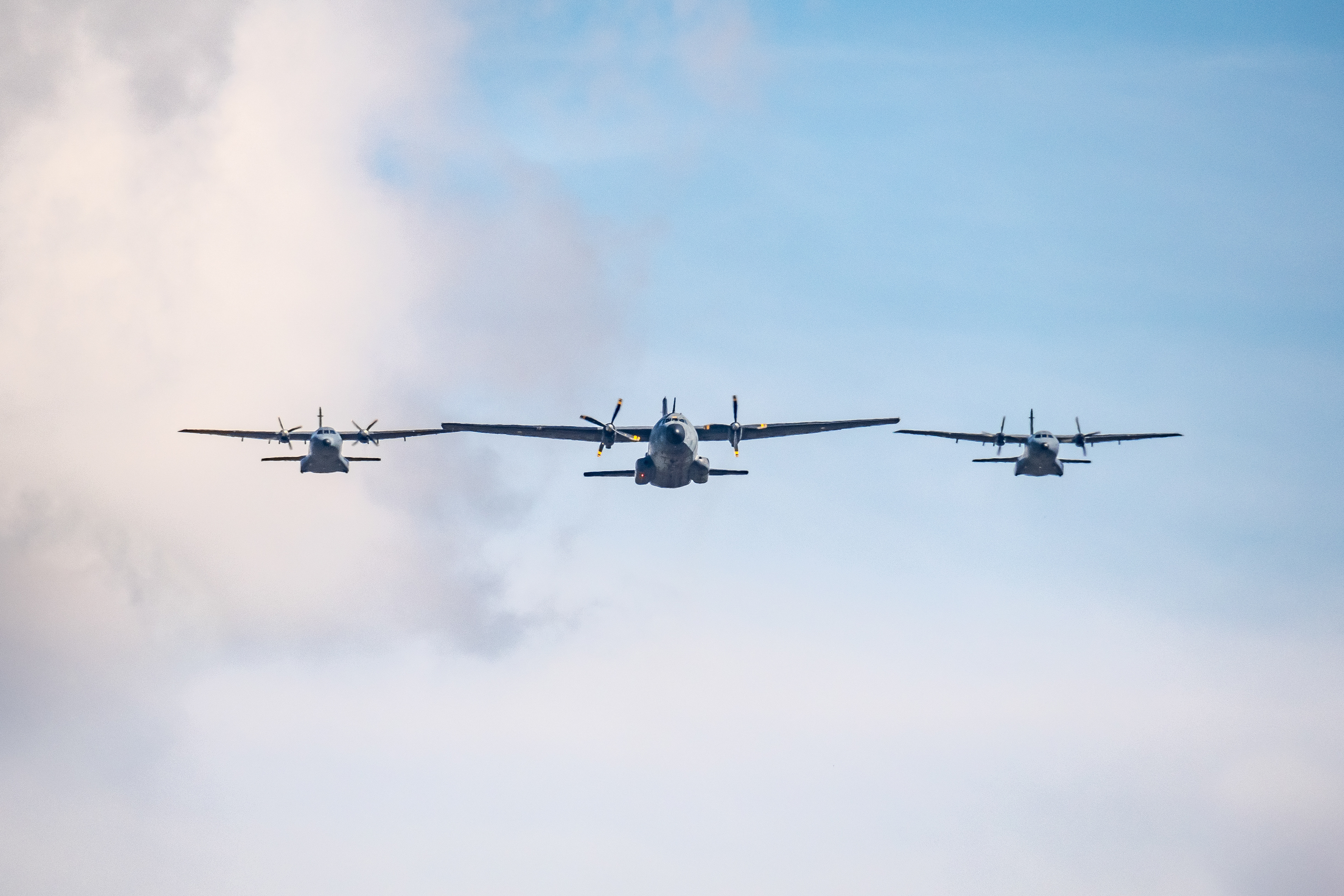 Trois avions lors du défilé du 14 Juillet (France)