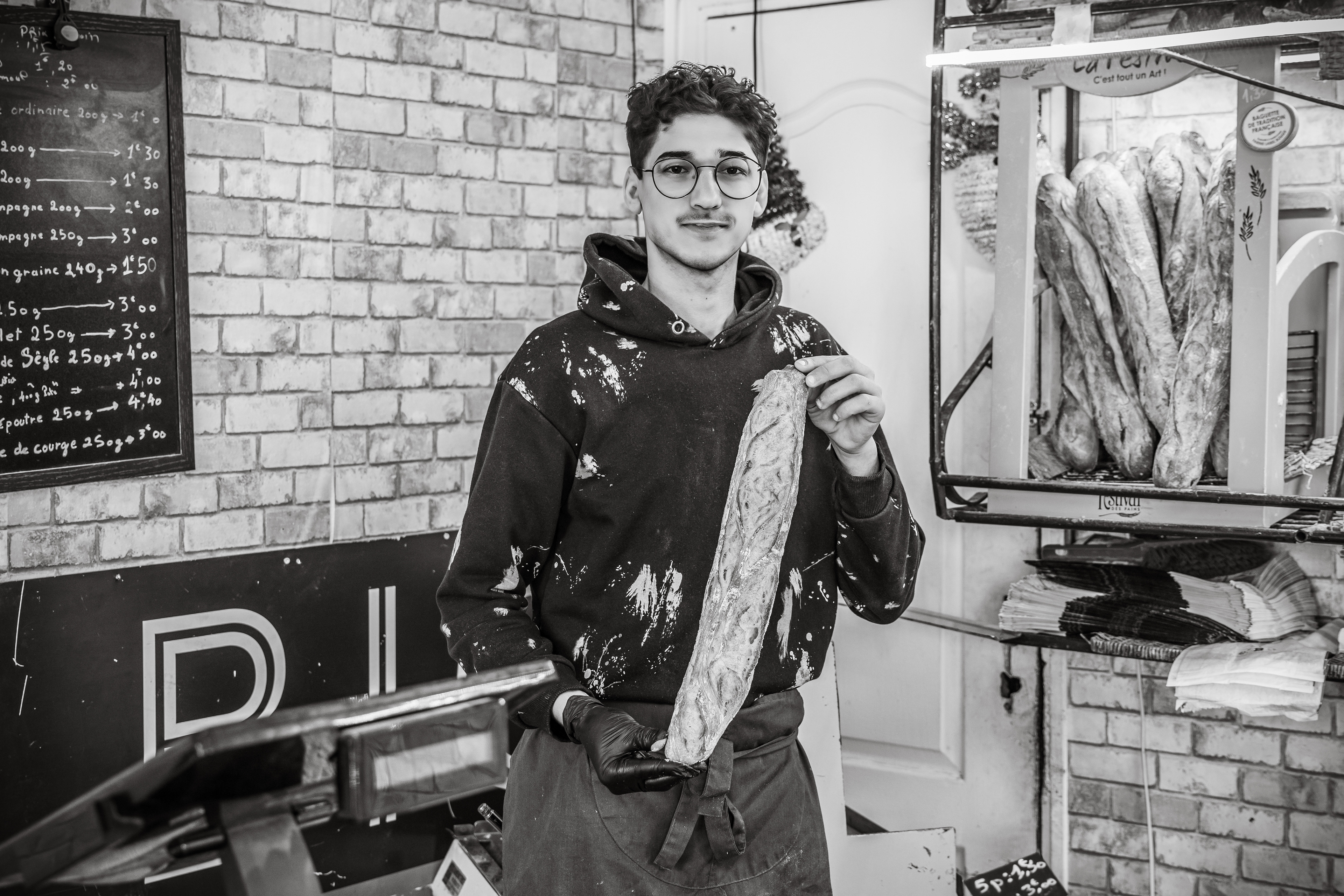 Un boulanger avec une baguette