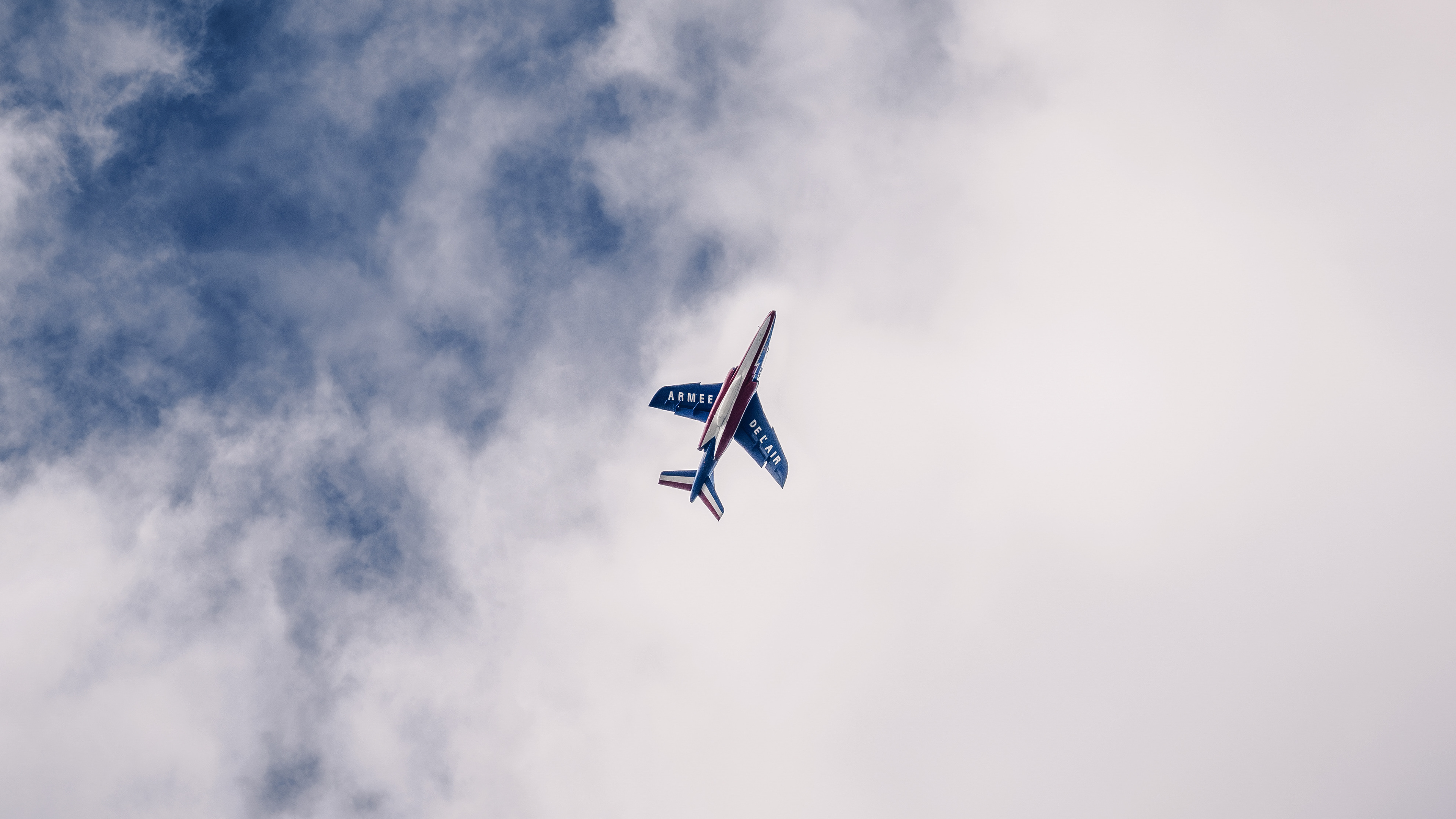 Un avion de chasse de la patrouille Française