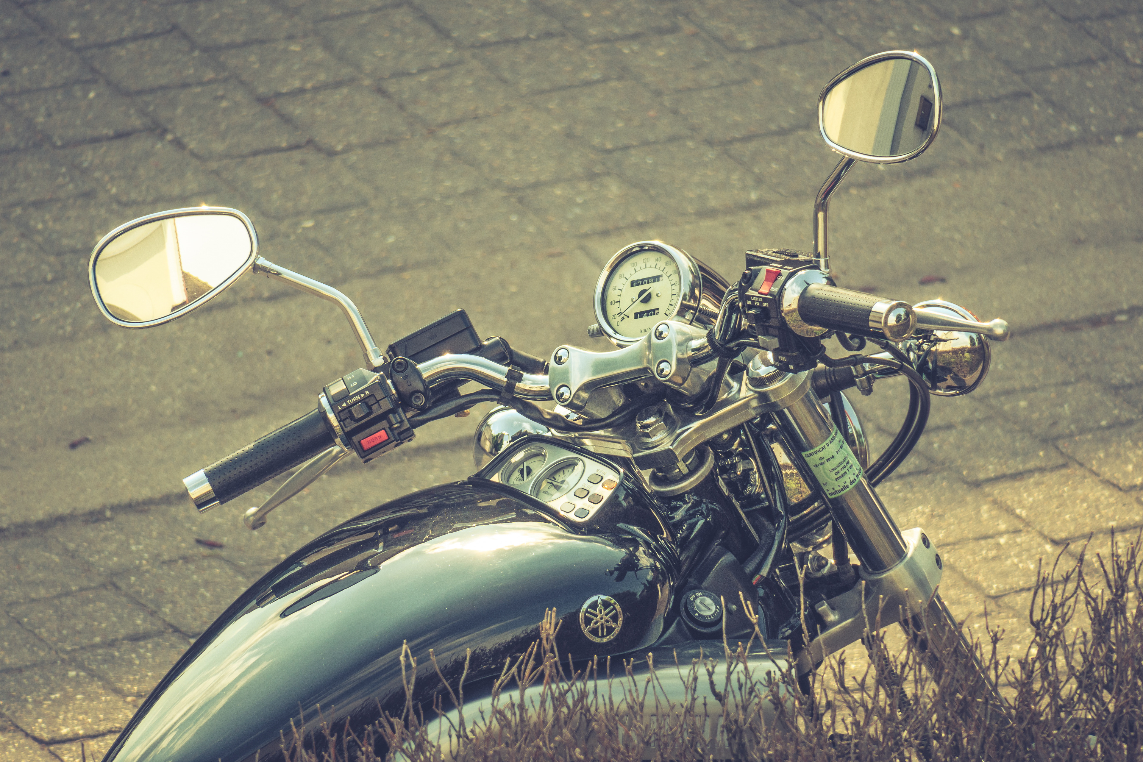 Une moto garée en bas de chez moi