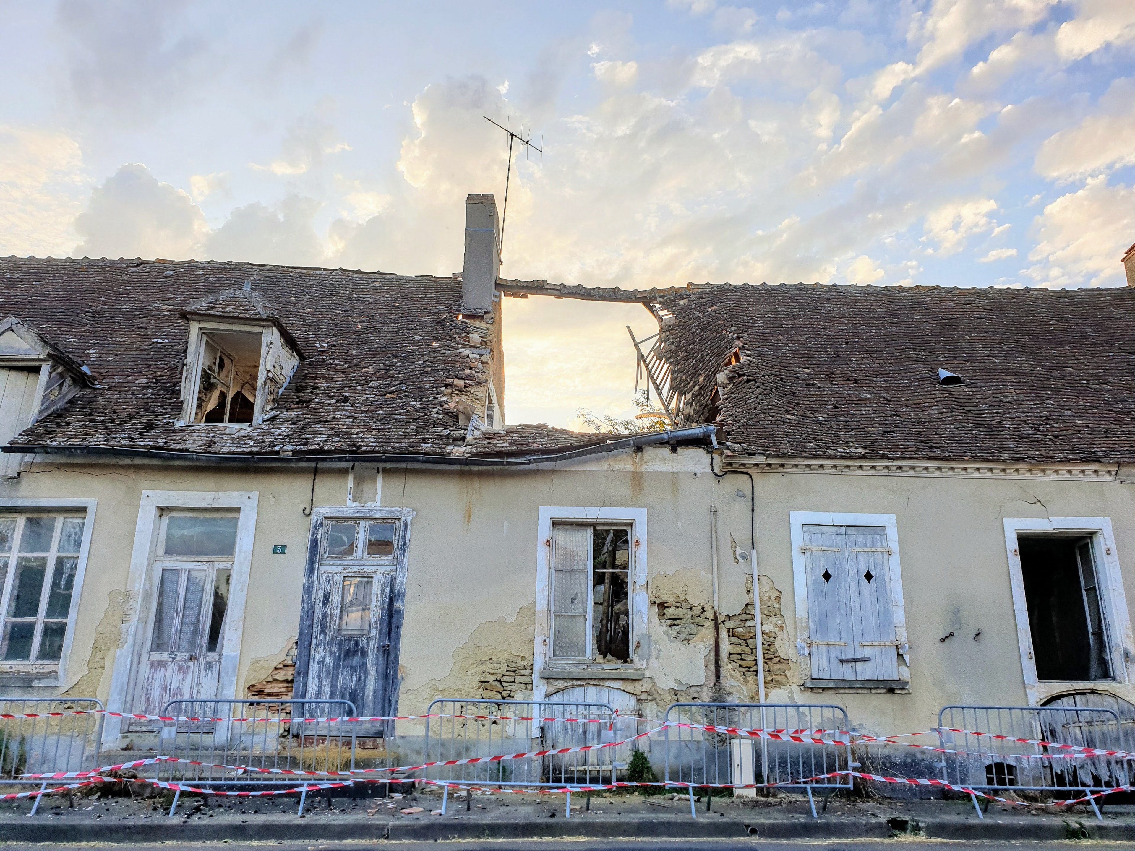 Une maison en ruine (Nouans, Sarthe)