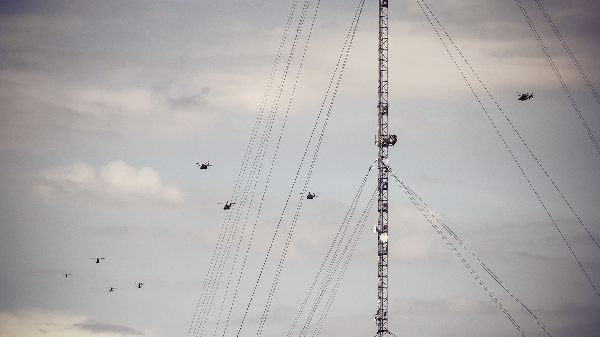 Des hélicoptères qui passent à côté de l'antenne de la Marine (Houilles)