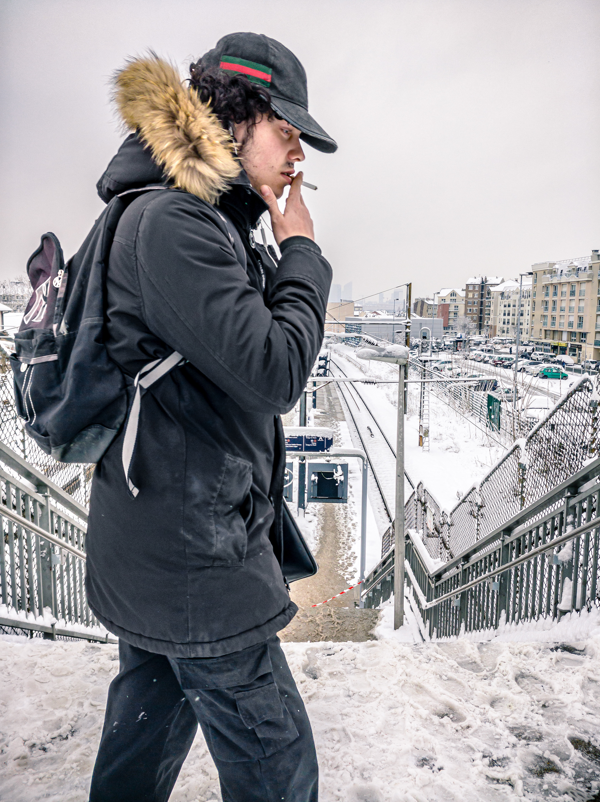 Un passant avec de la neige