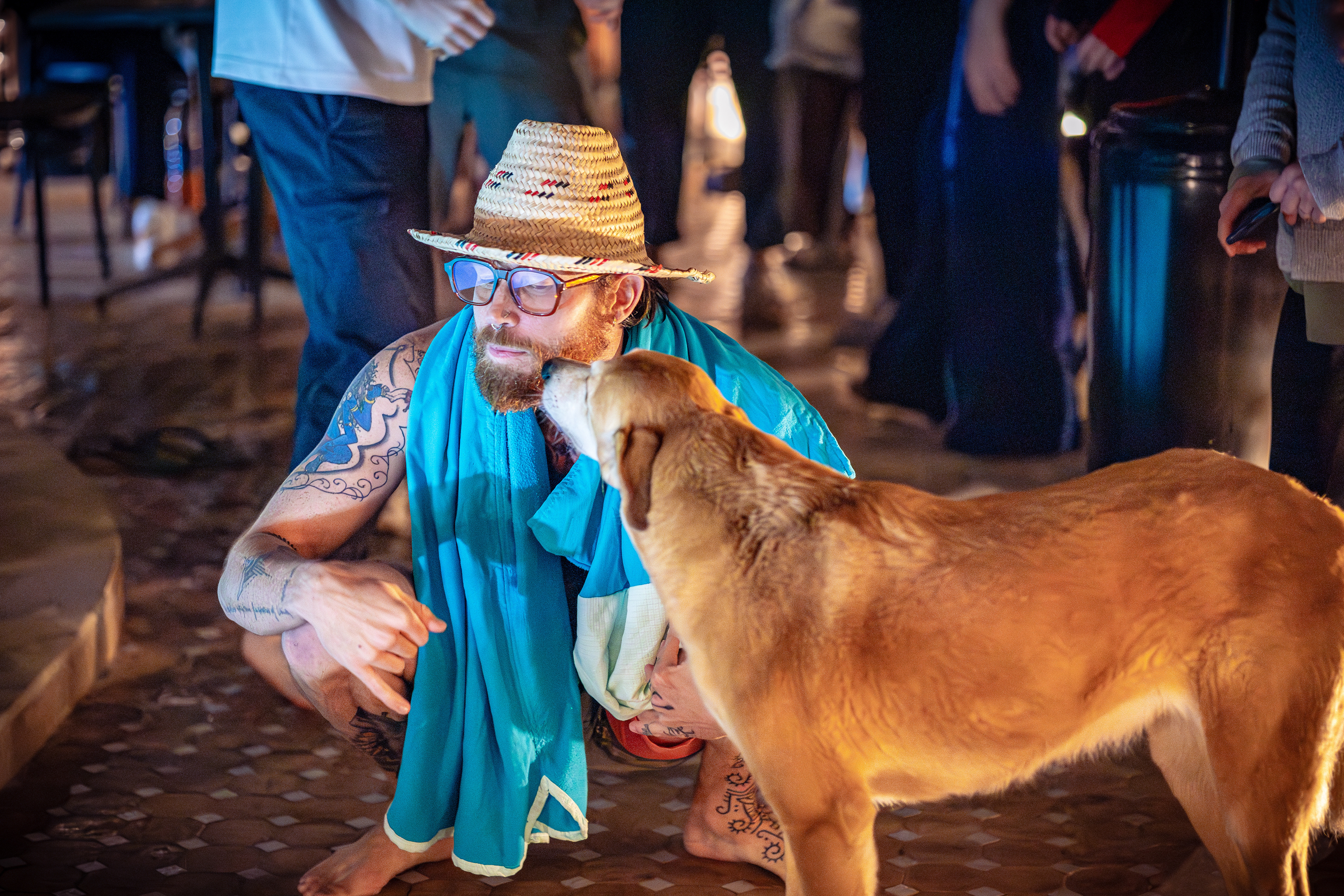 Un homme avec son chien