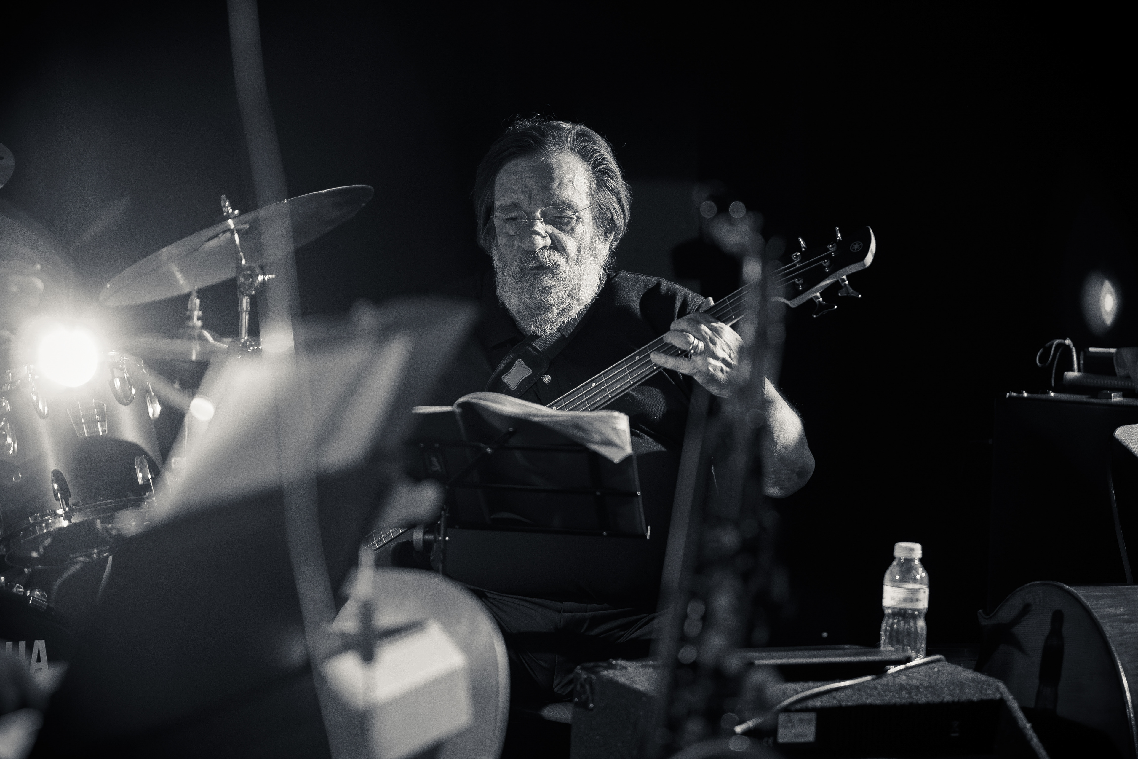 Un bassiste dans un concert de jazz