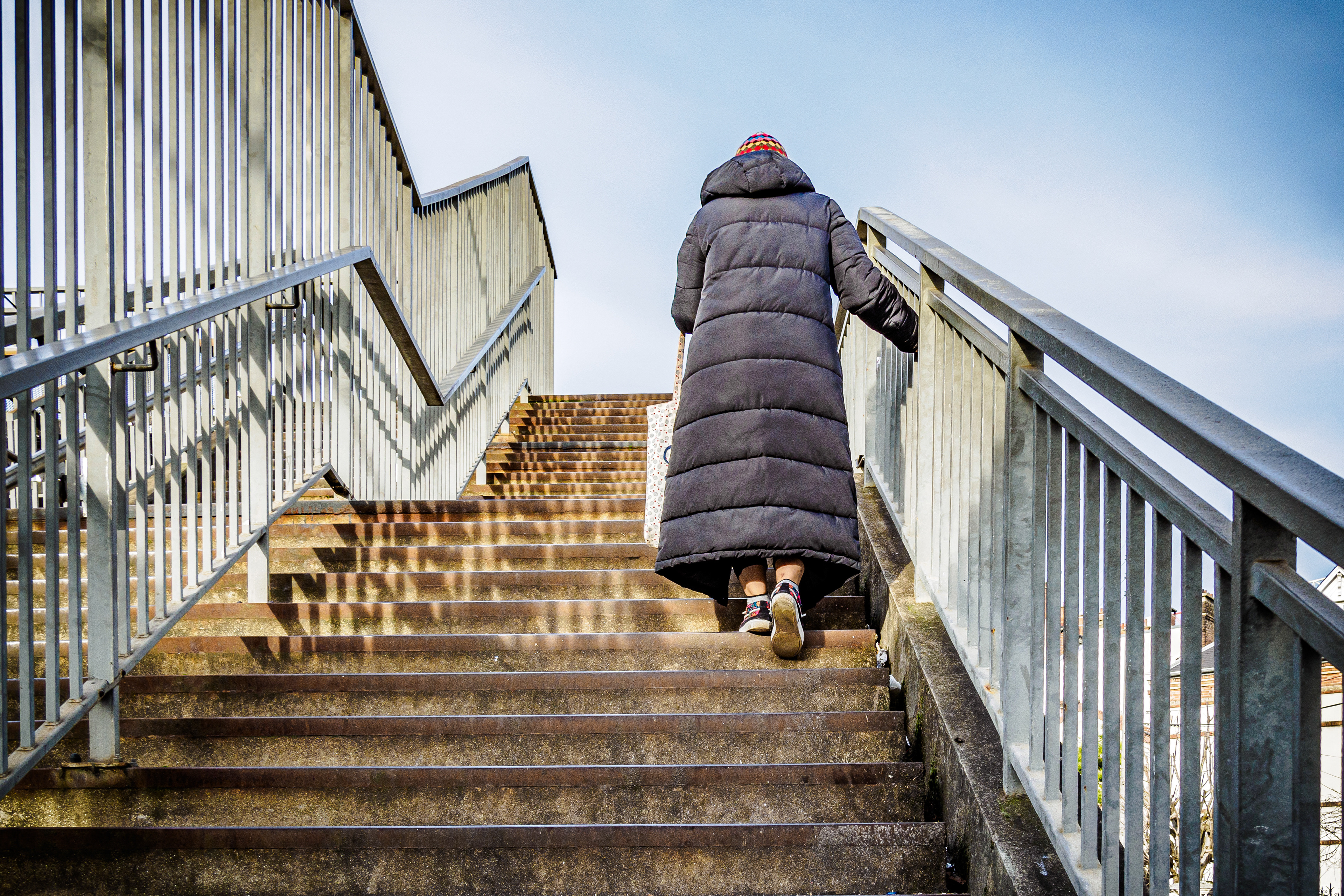 Une femme qui monte les escaliers