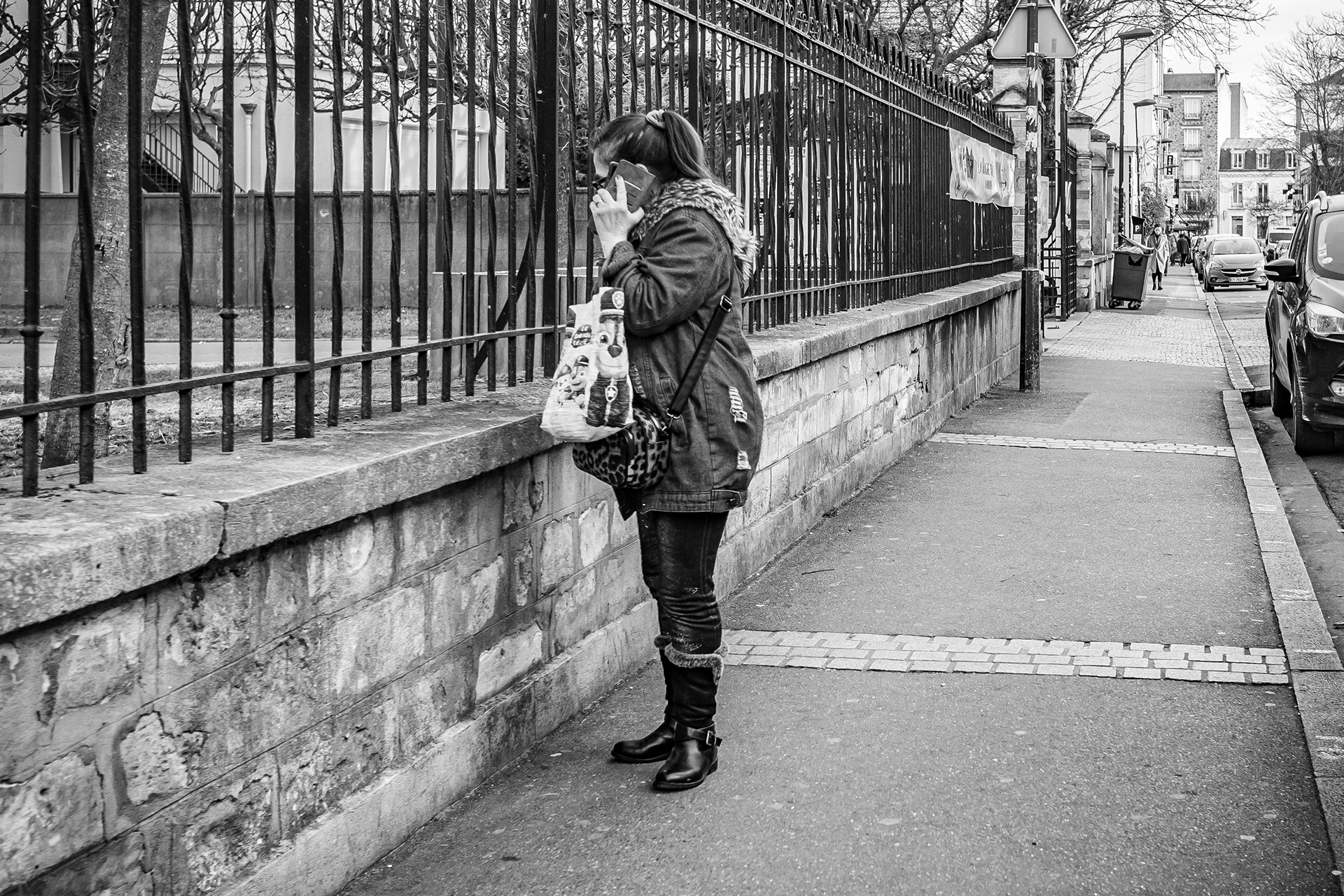 Une femme qui téléphone dans la rue