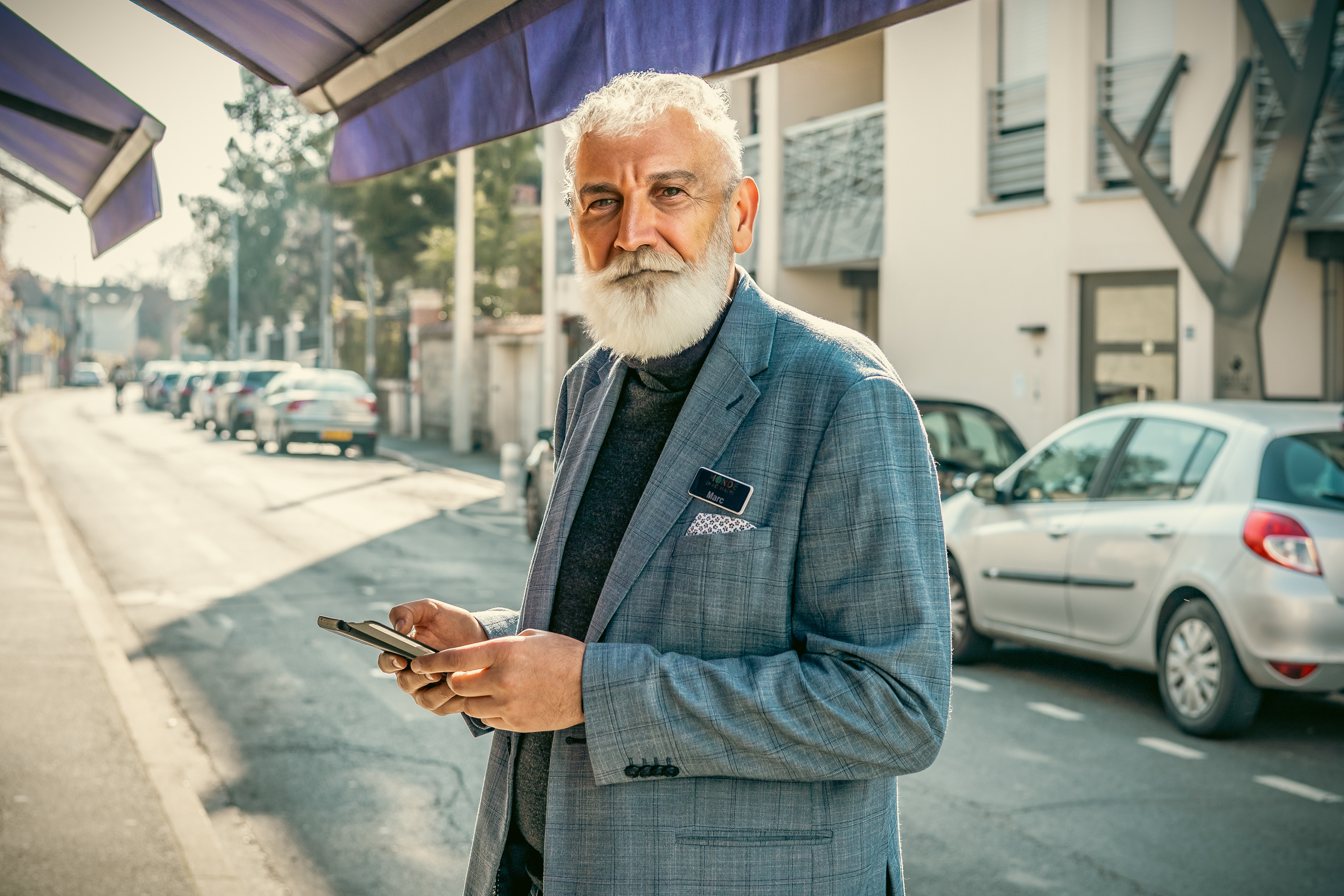Un homme avec un téléphone