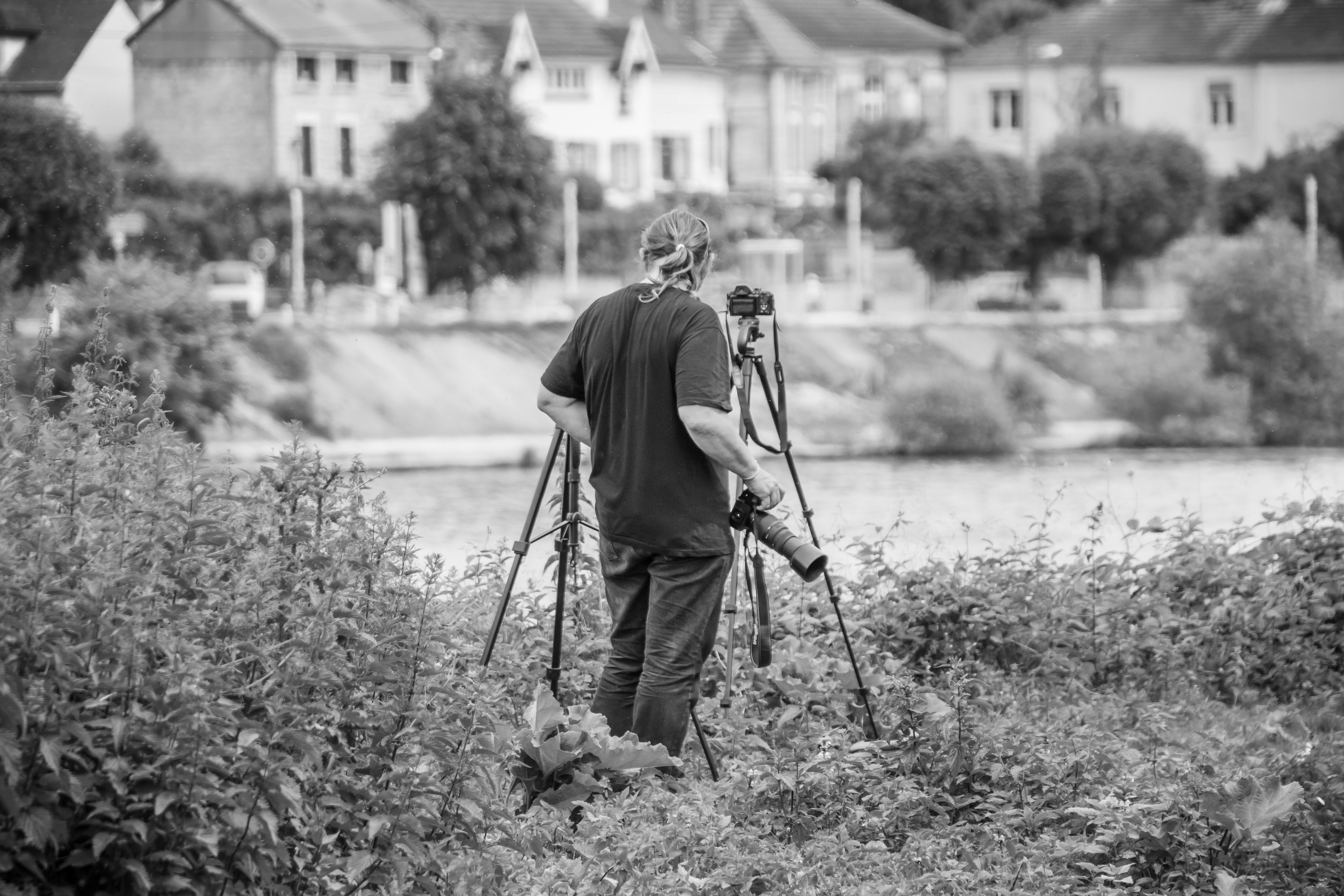 Un photographe avec plusieurs appareils photos