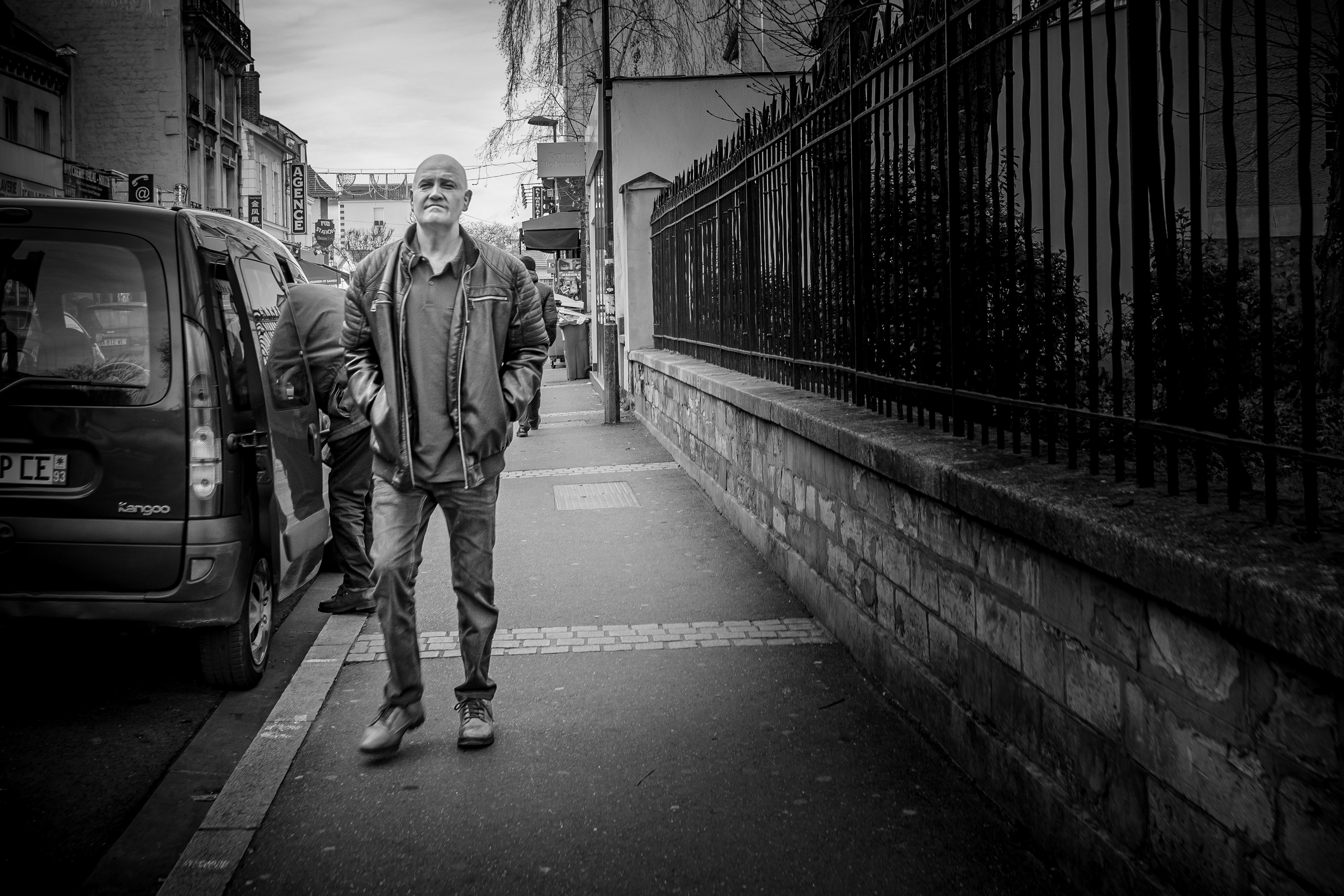 Un homme qui marche vers moi