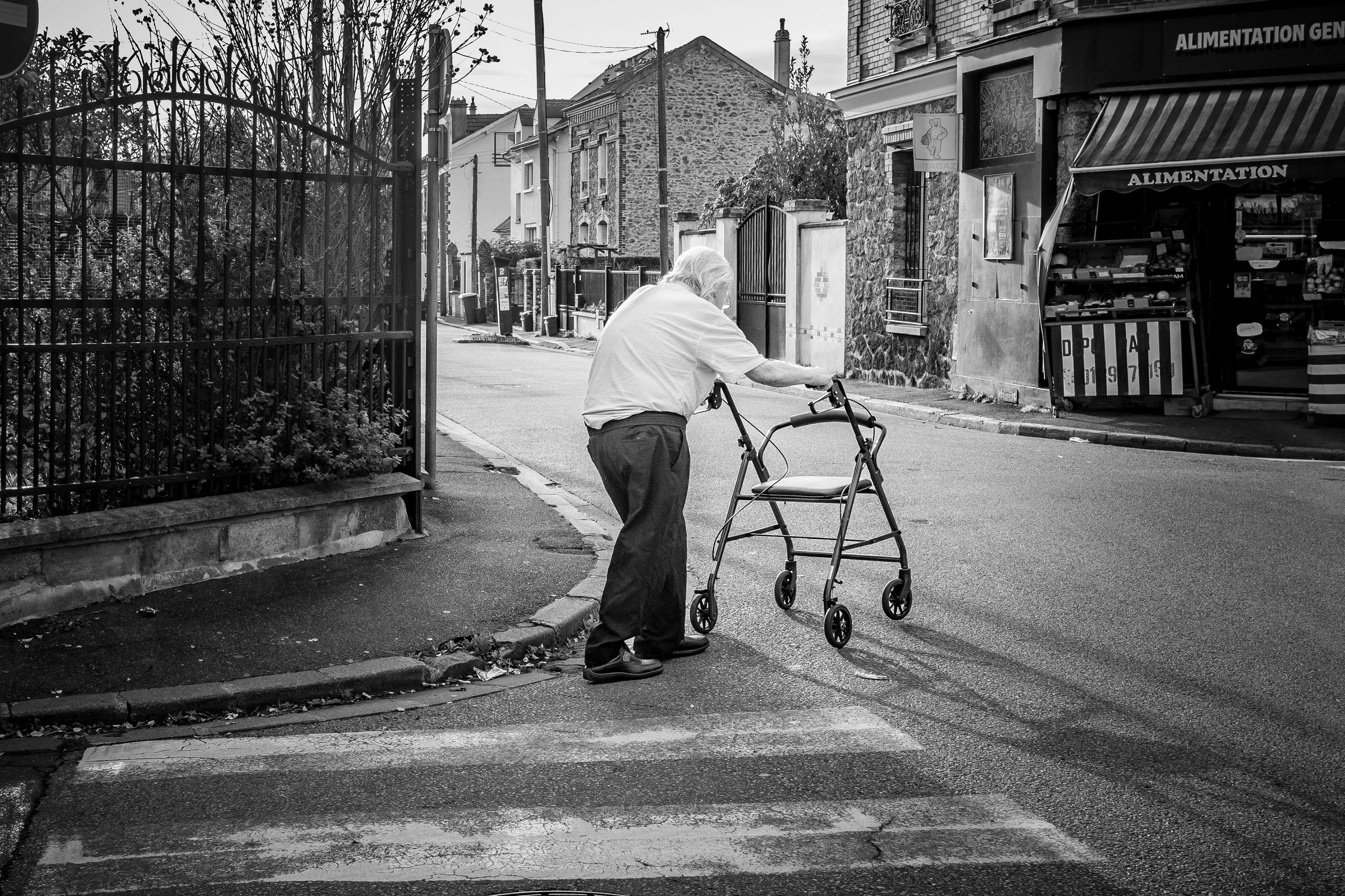 Un vieil homme avec un déambulateur