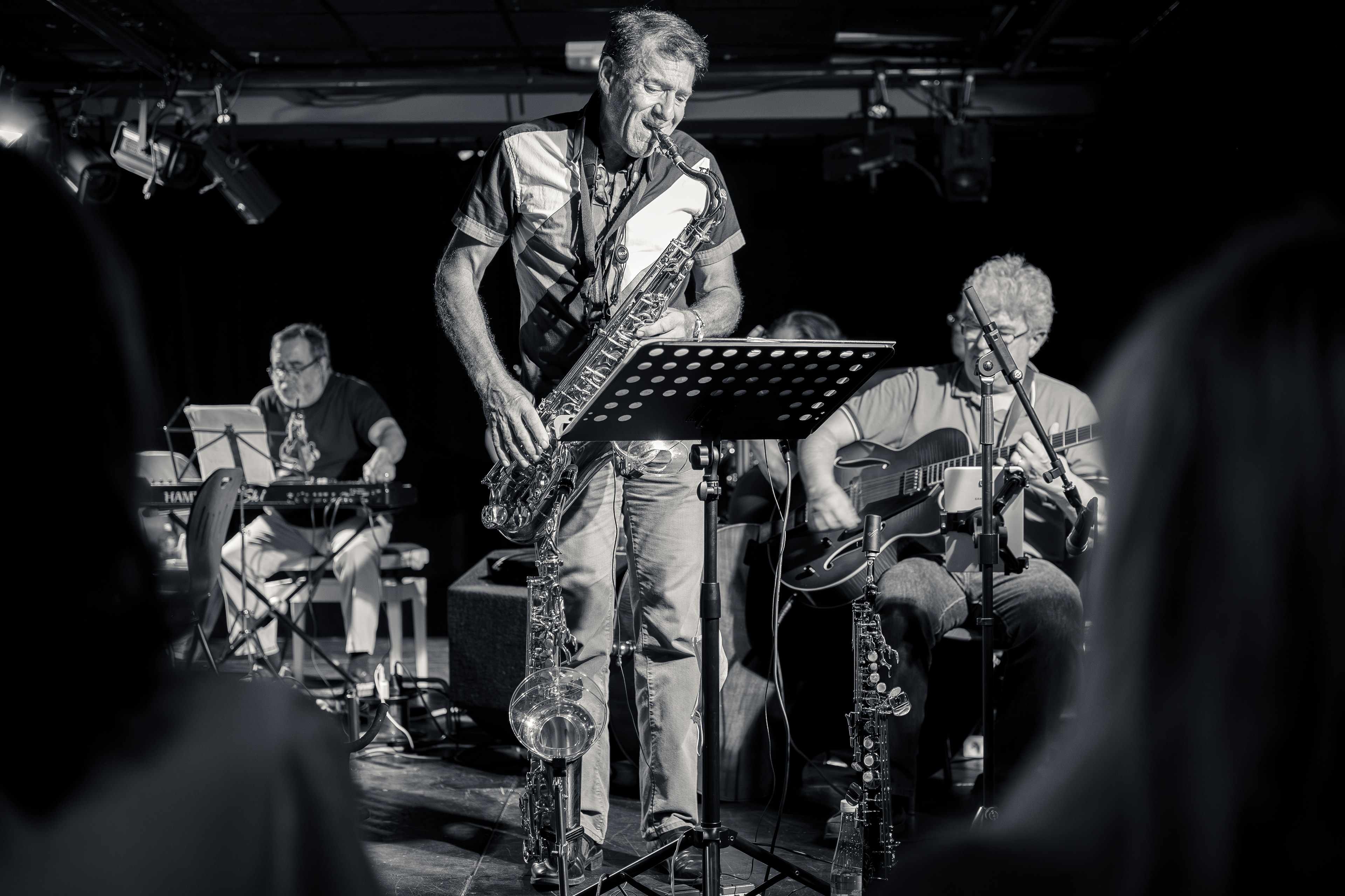 Un saxophoniste dans un concert de jazz