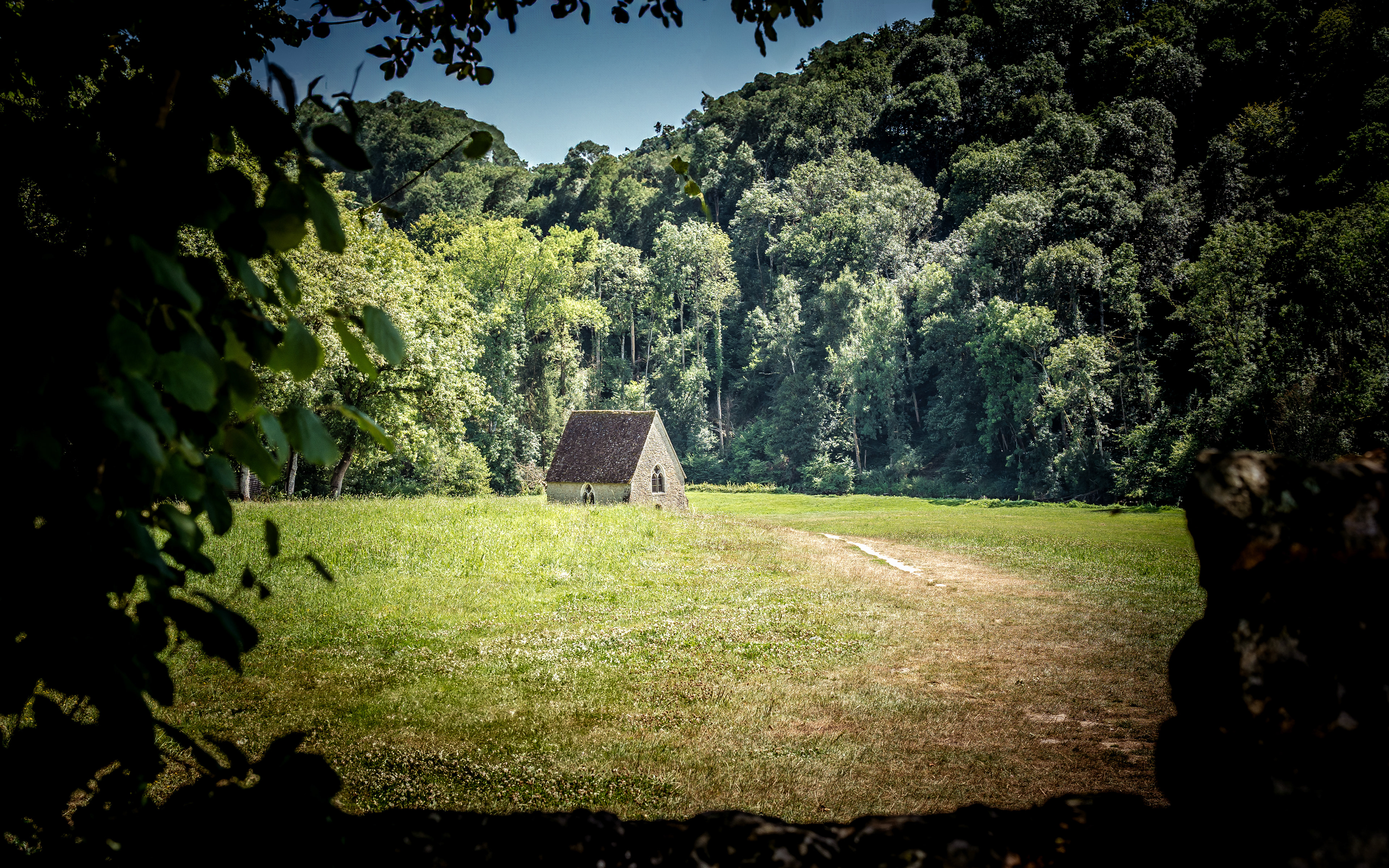 Petite chapelle perdue dans la campagne