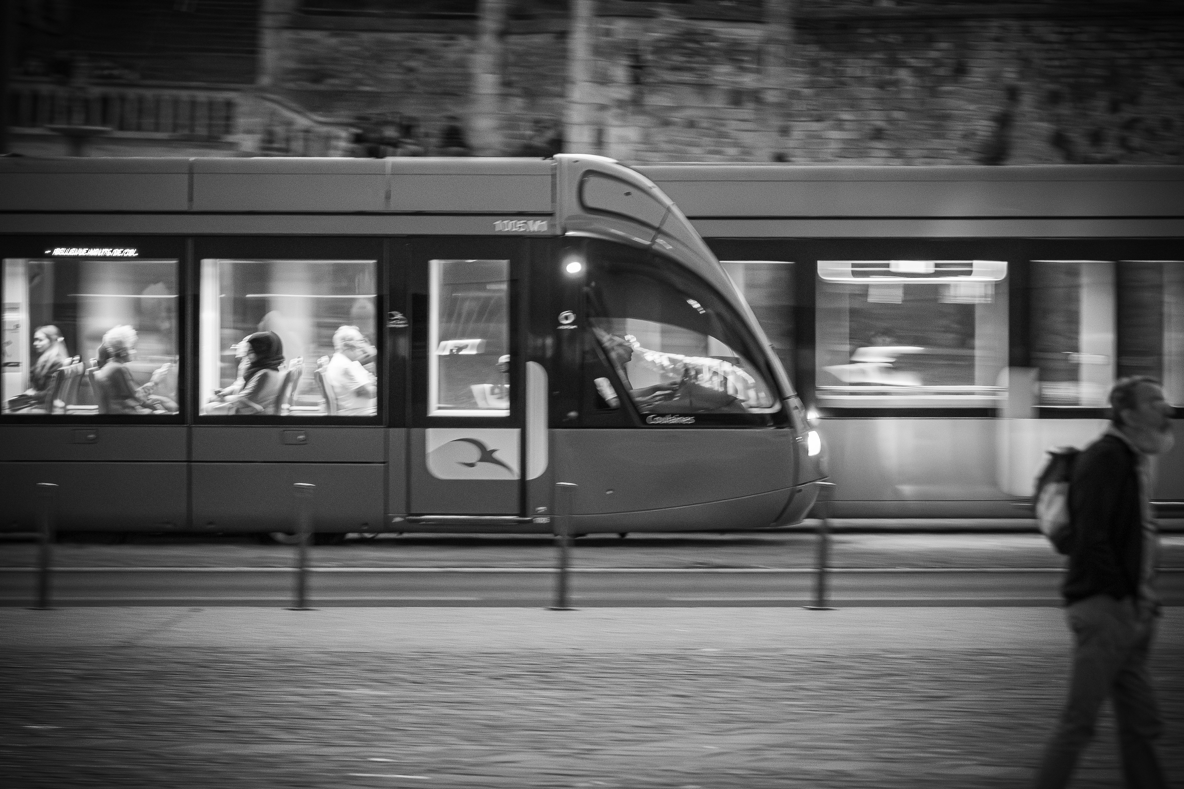 Un tramway la nuit