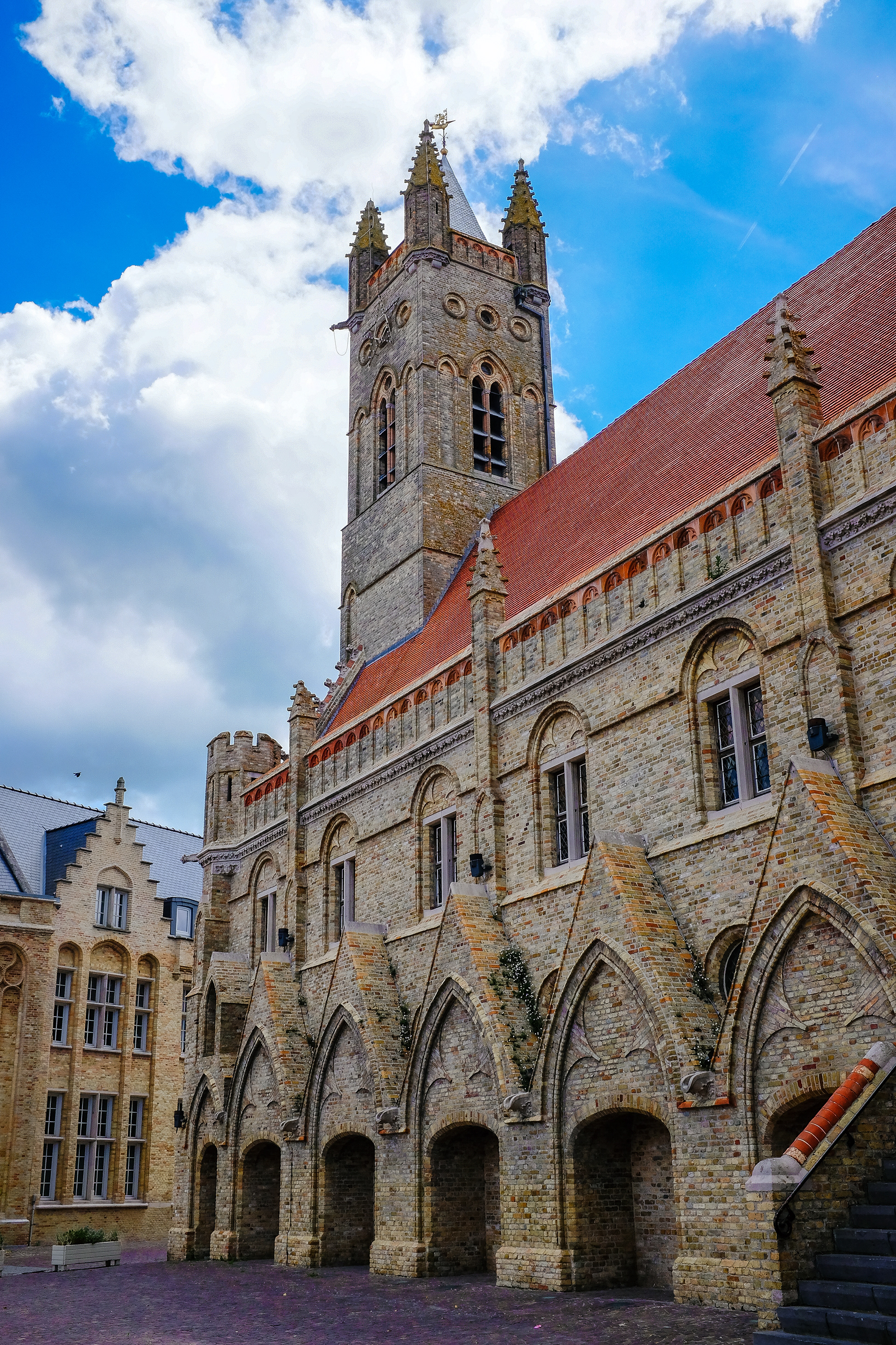 Stadshalle grain hall (market hall) with Belfry, Nieuwpoort