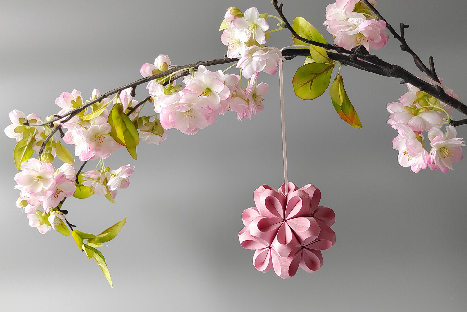 Origami Papierblüte in Rosa als Anhänger zu Dekorationszwecken 