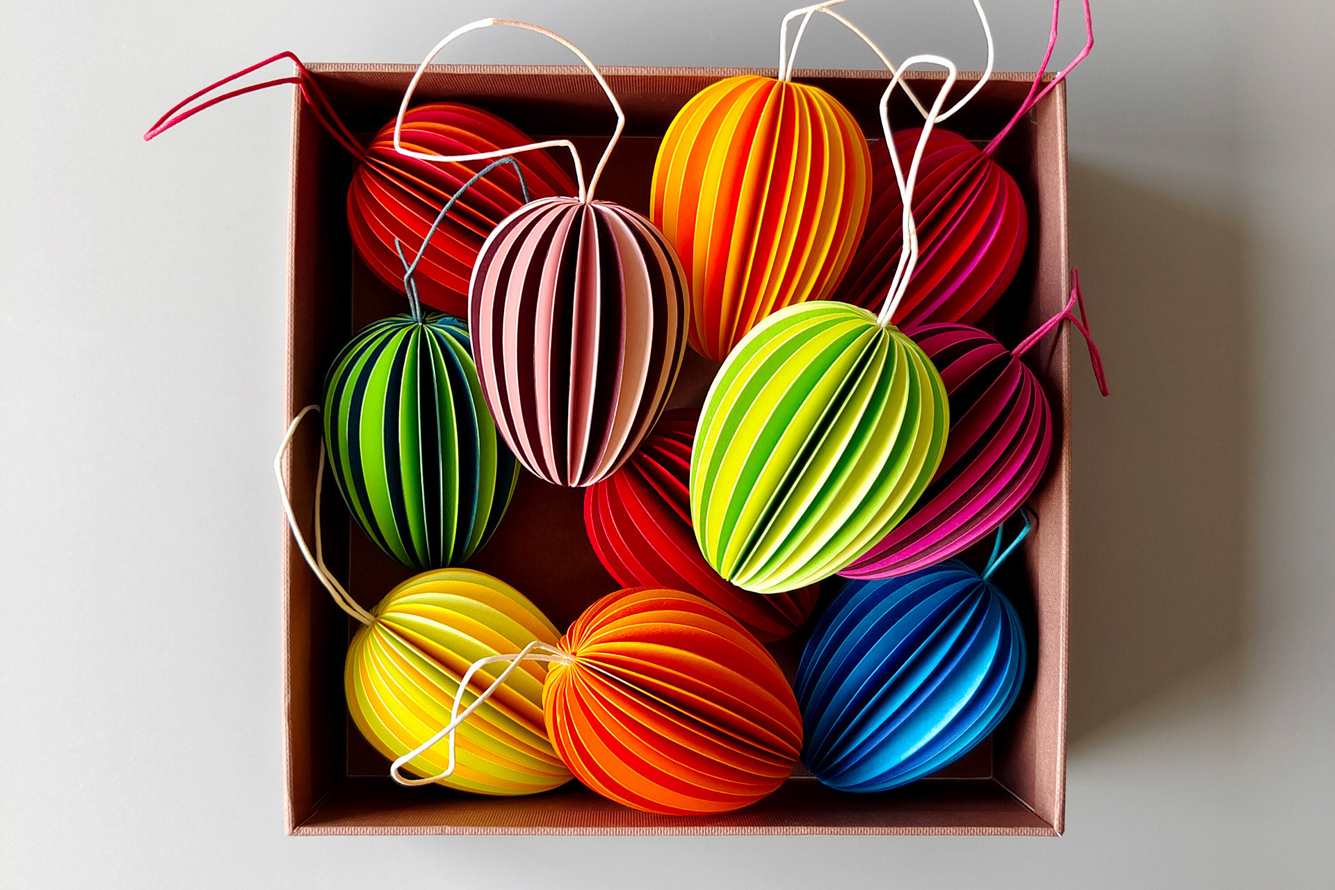 Zweifarbige Ostereier aus Papier handgefaltet zur Osterdekoration