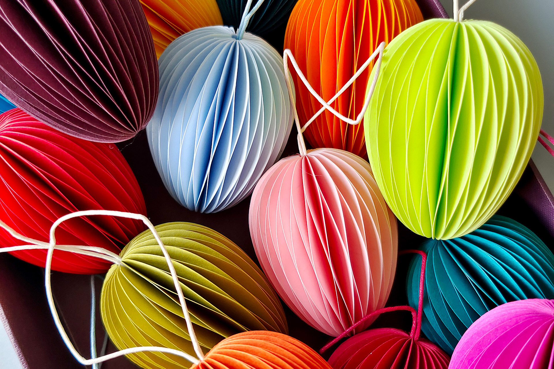 Bunte Ostereier aus Papier als Anhänger zur Dekoration zu Ostern