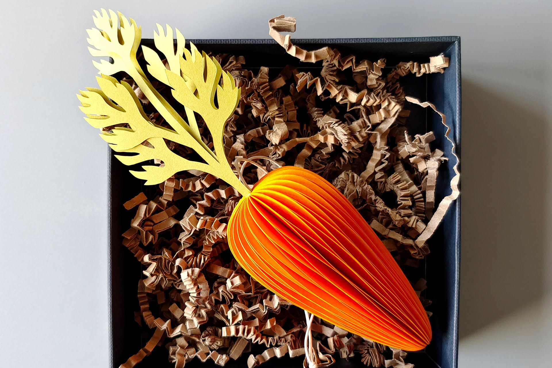 Handgefertigte Möhre aus Papier, DEkoration zu Ostern