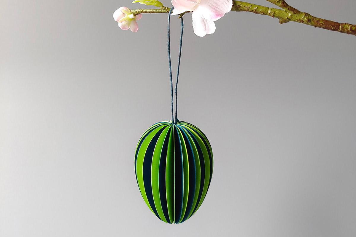 Zweifarbiges Ei aus Papier als Anhänger zu Ostern
