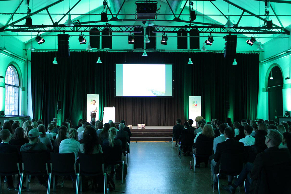 Kristina Wissling beim Vortrag - Die neuen Faltcodes, Origami Techniken für Design, Forschung und Industrie bei BillerudKorsnäs Packaging