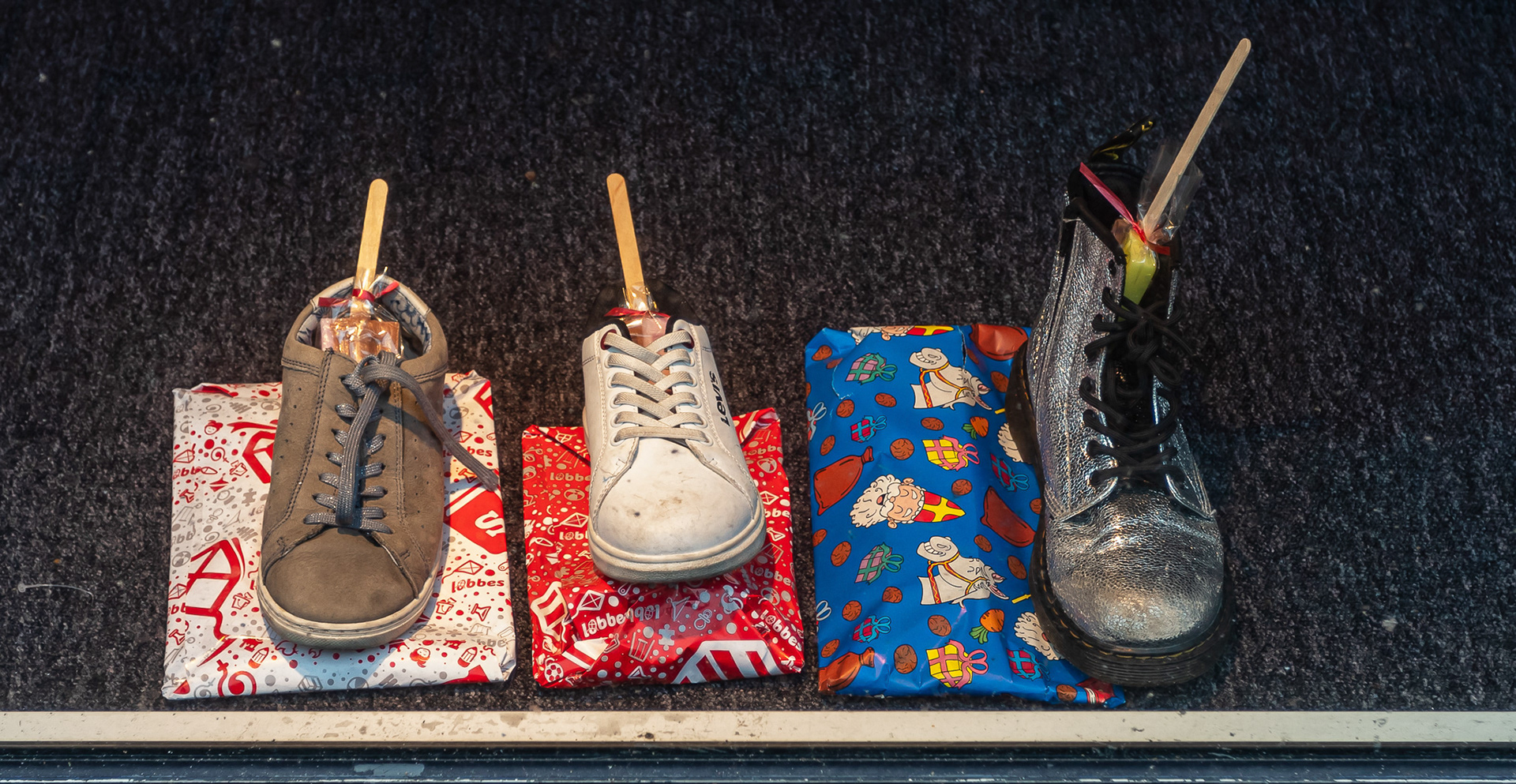 etalage met slechts drie 'vergeten' schoenen voor de Sint  .... 