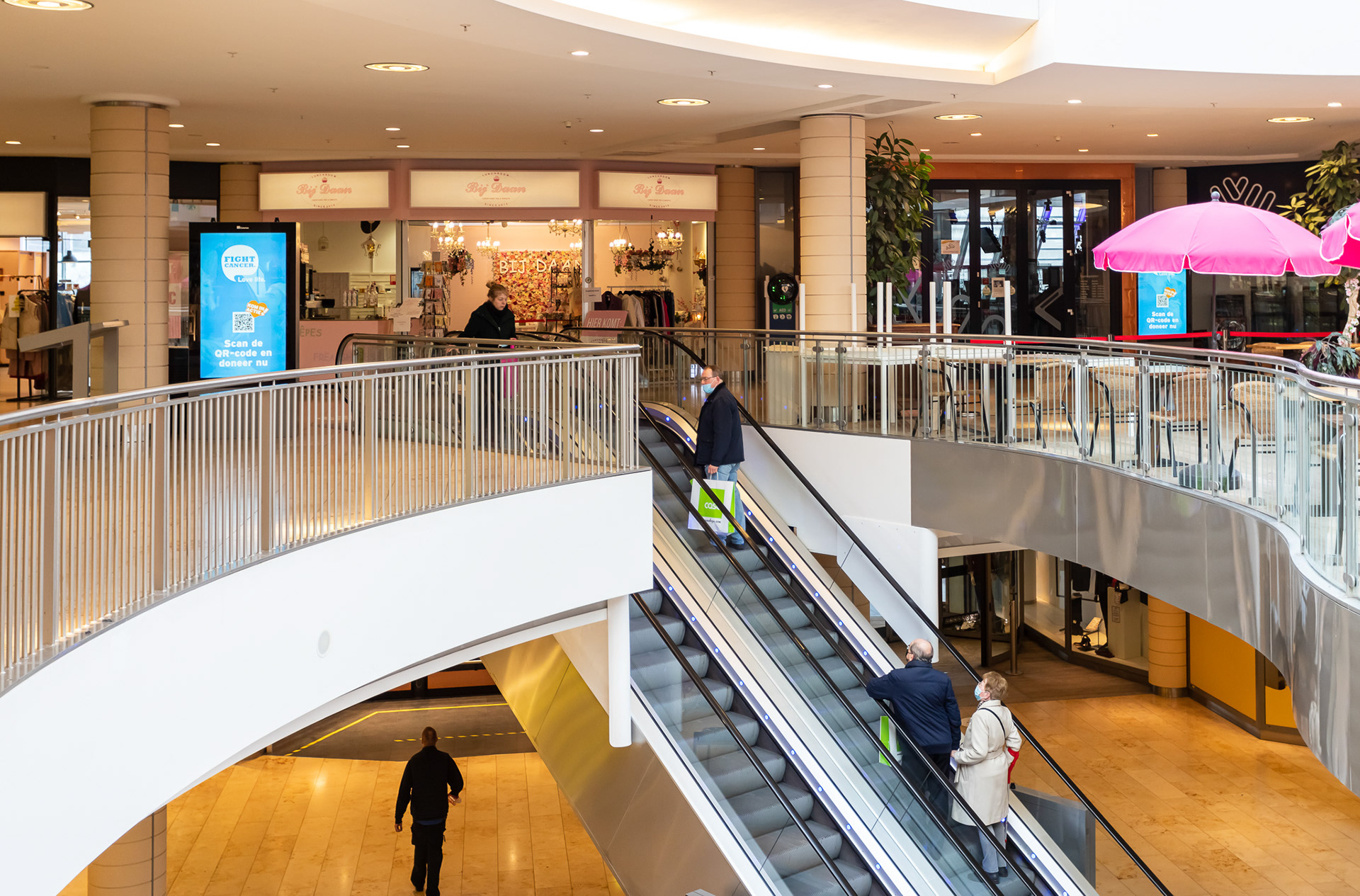 Op de trap enkele gemuilkorfde mensen