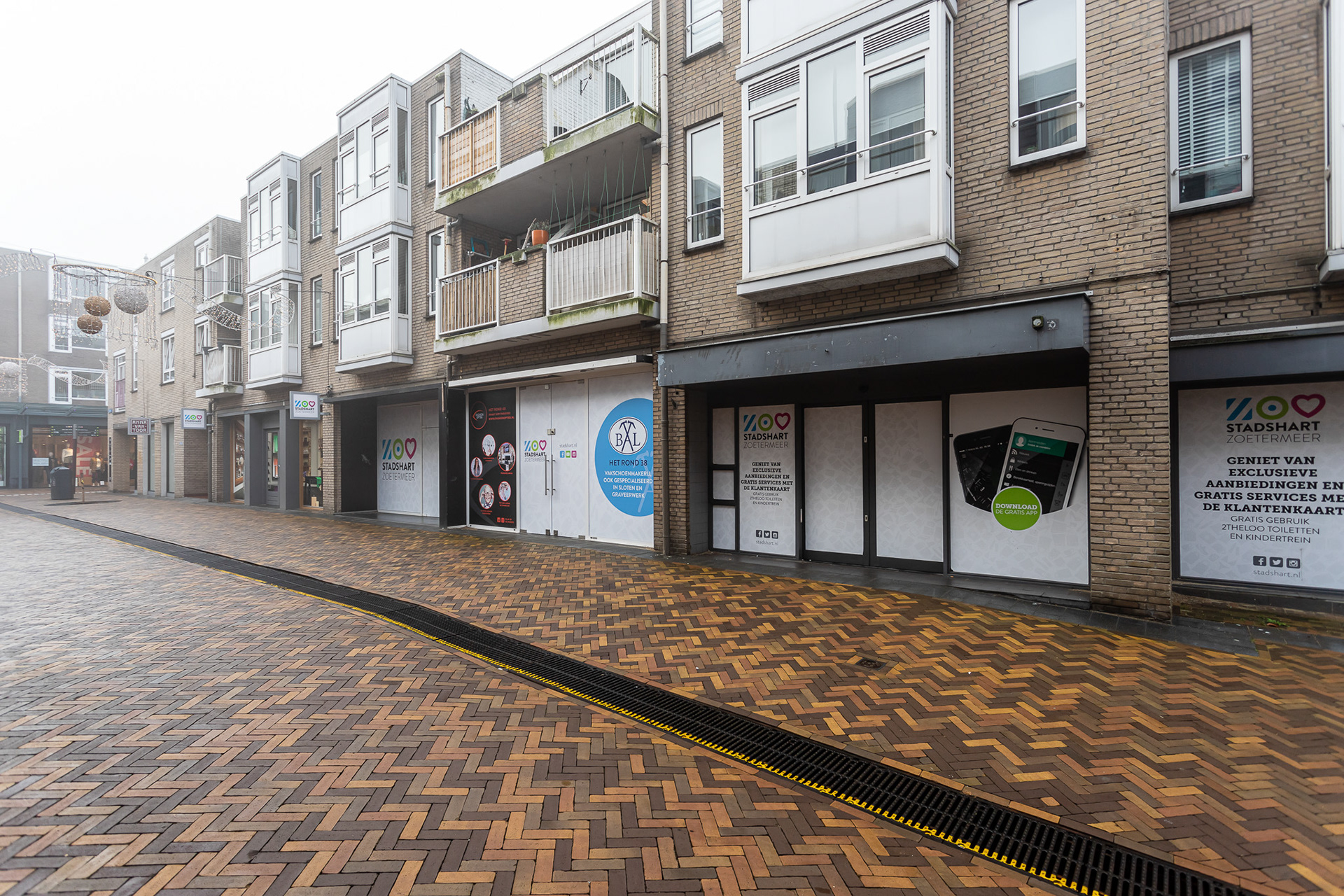 Lege panden..... decoratie achter etalageramen