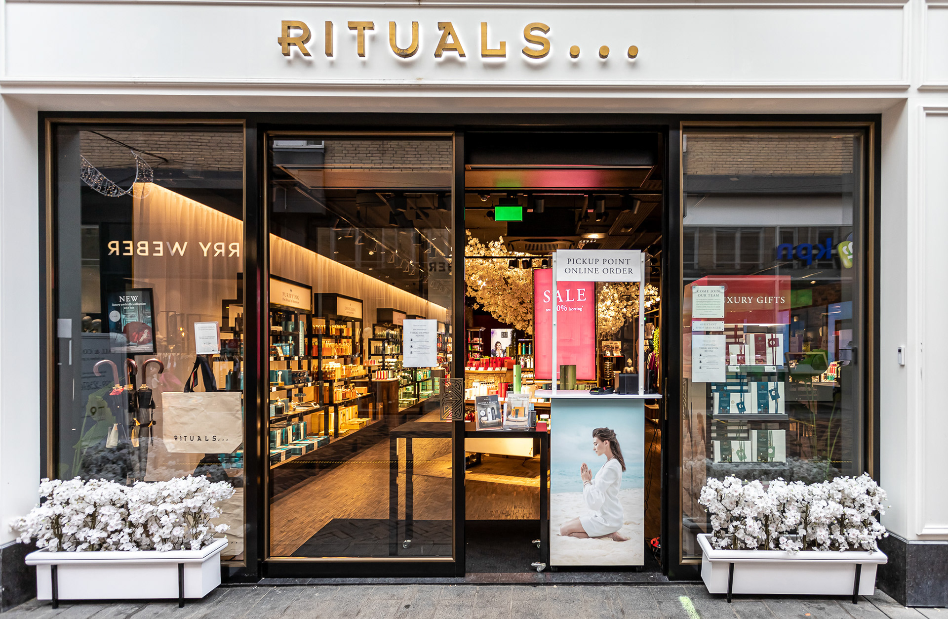 Aan de deur ...........