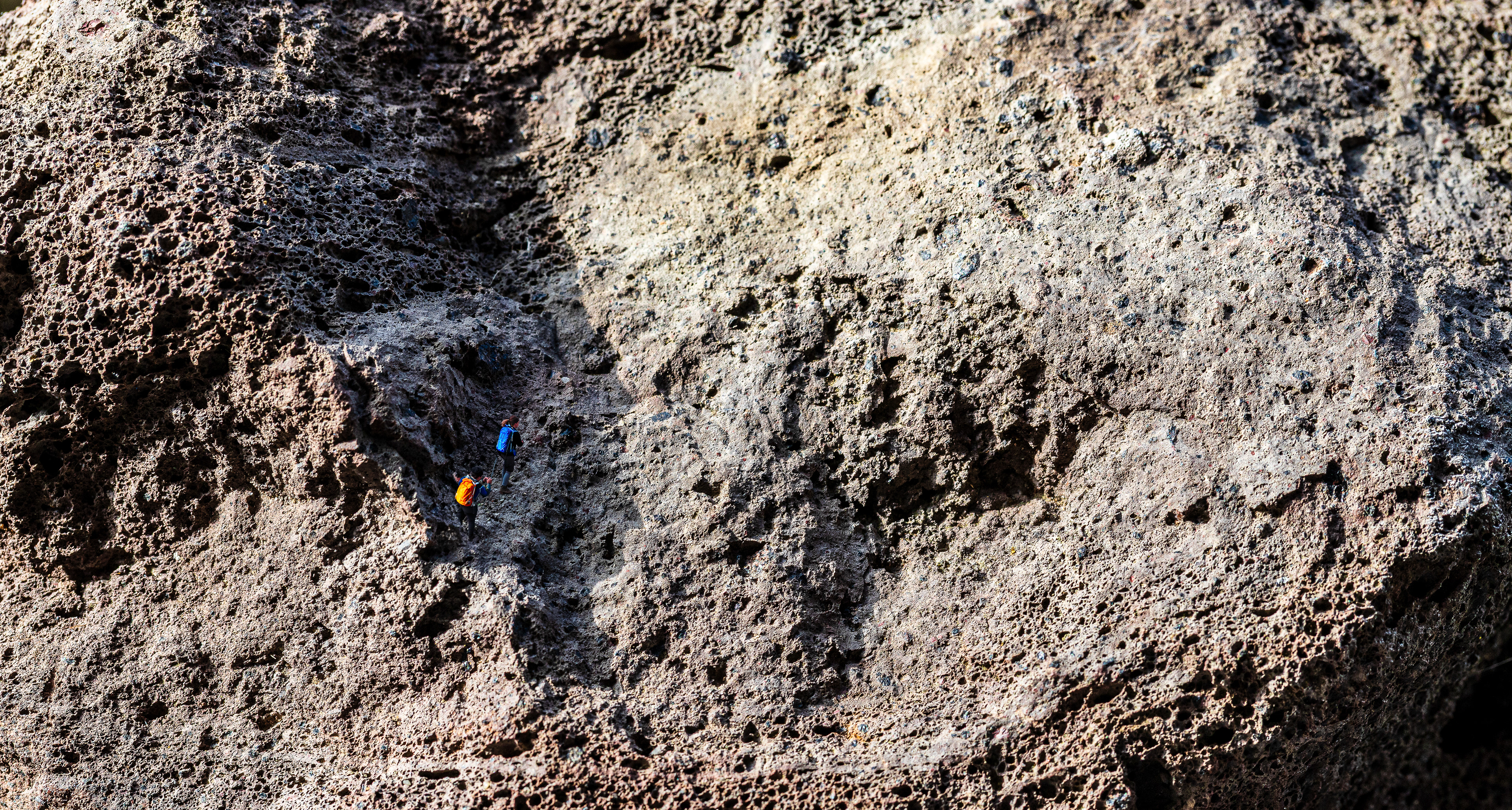 Macrofoto lavasteen met AI figuurtjes