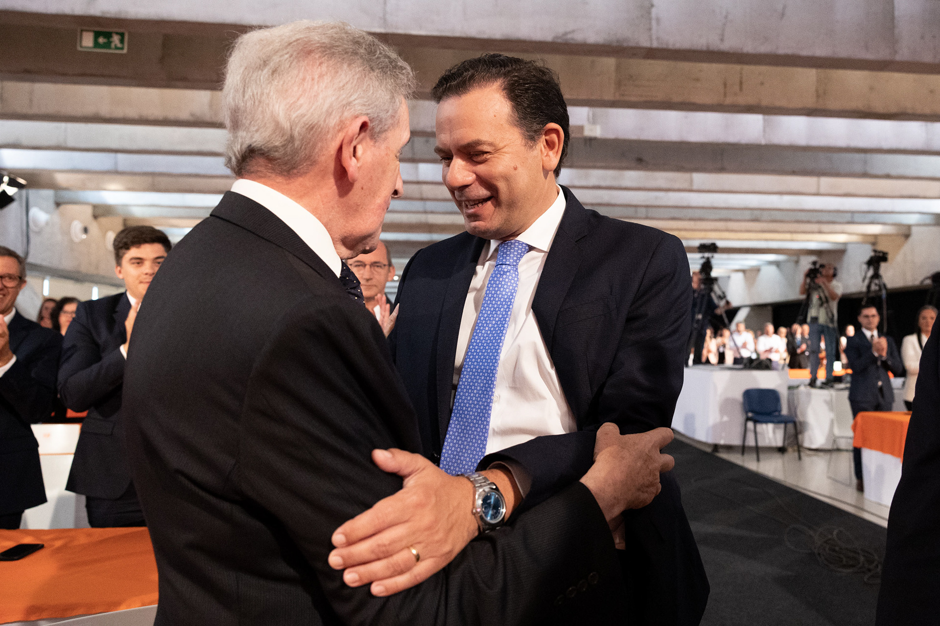 Luís Montenegro, Presidente do PSD (dir) cumprimenta Mota Amaral, primeiro Presidente do PSD/A e do Governo Regional dos Açores