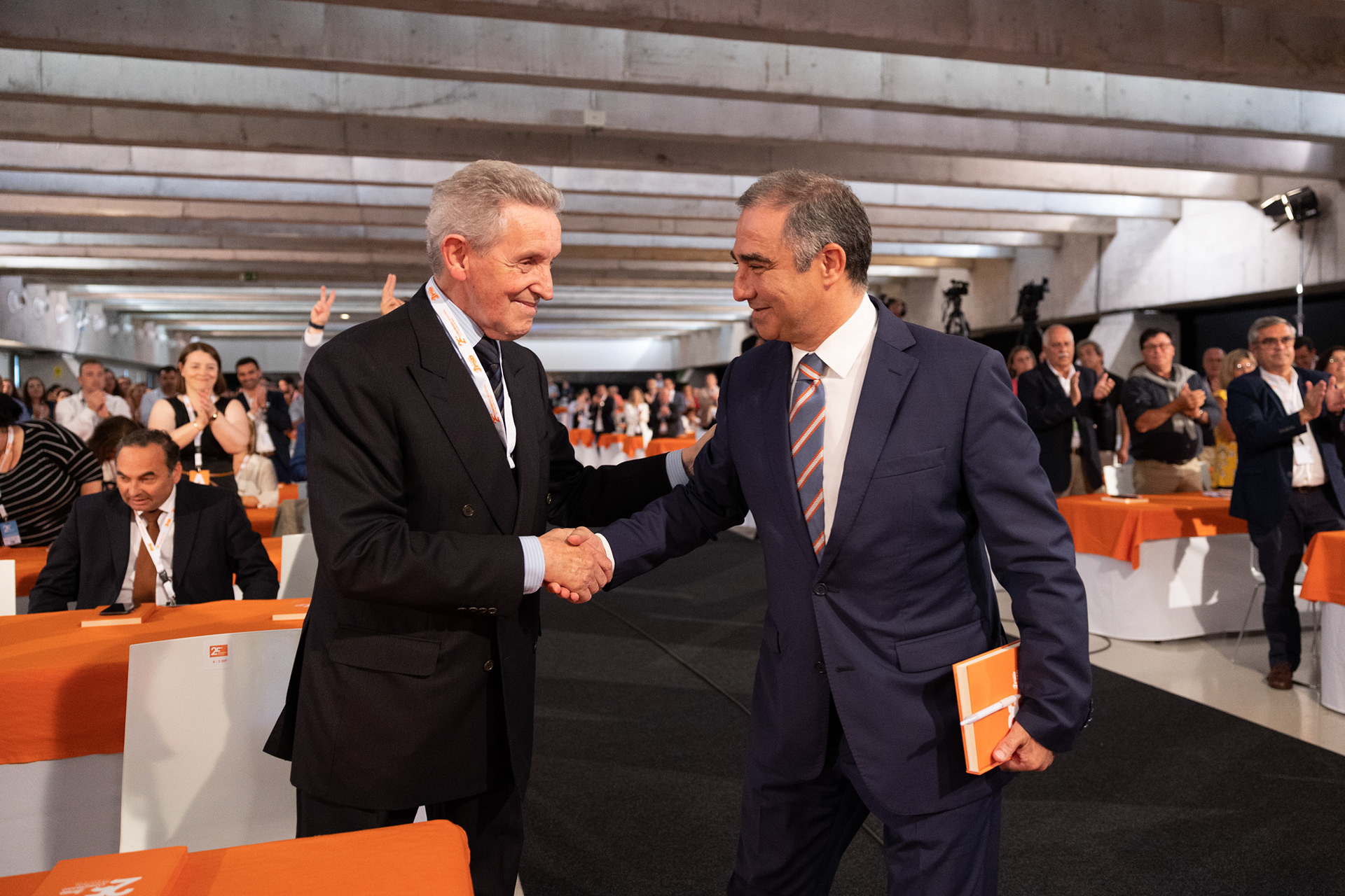 José Manuel Bolieiro, re-eleito Presidente do PSD/A e Presidente do Governo Regional (dir.) cumprimenta Mota Amaral, o primeiro Presidente do PSD/A e do Governo Regional dos Açores