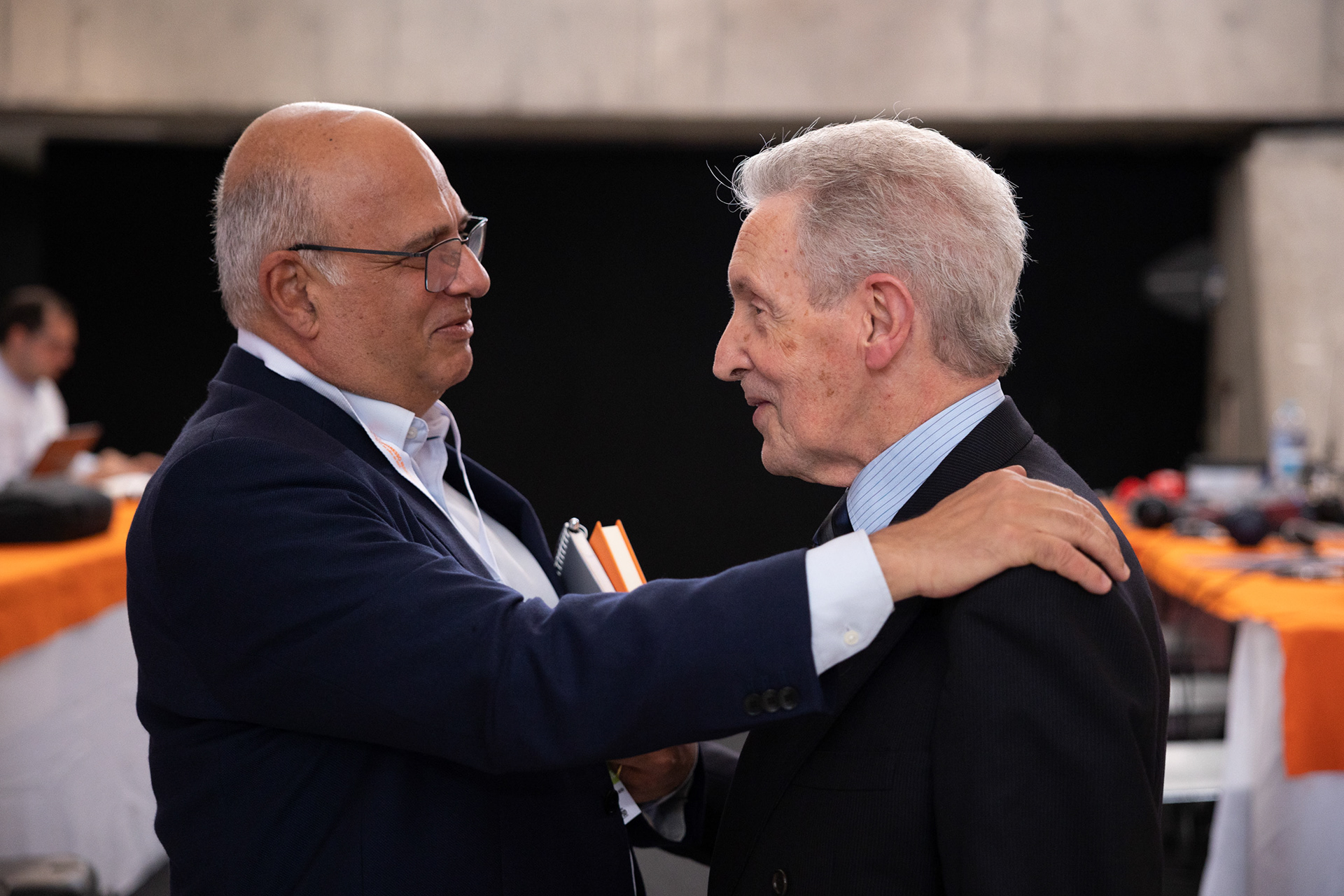 Carlos Costa Neves, antigo Presidente do PSD/A e antigo Ministro (esq.) cumprimenta Mota Amaral, antigo presidente do PSD/A, antigo Presidente da Assembleia da República e do Governo Regional dos Açores