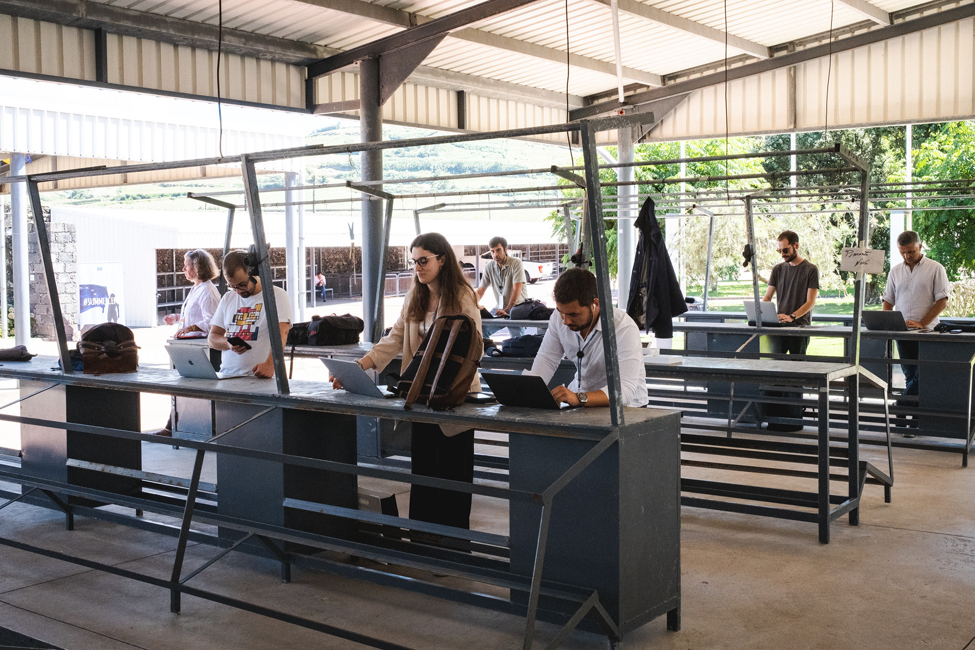 Jornalistas trabalham sobre as mesa do mercado agrícola da Ribeira Grande