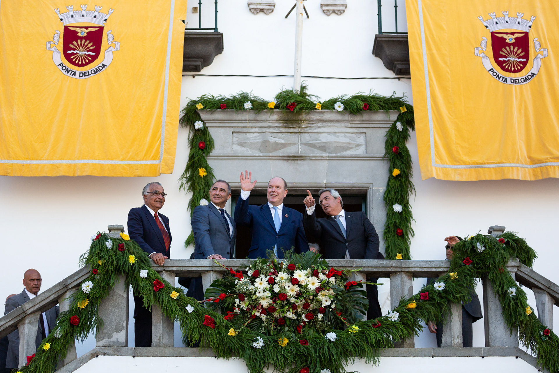 Alberto II do Mónaco, com Pedro Catarino, Representante da República (E),  José Manuel Bolieiro, Presidente do Governo Regional dos Açores e Pedro do Nascimento Cabral, Presidente da Câmara Municipal de Ponta Delgada (D)