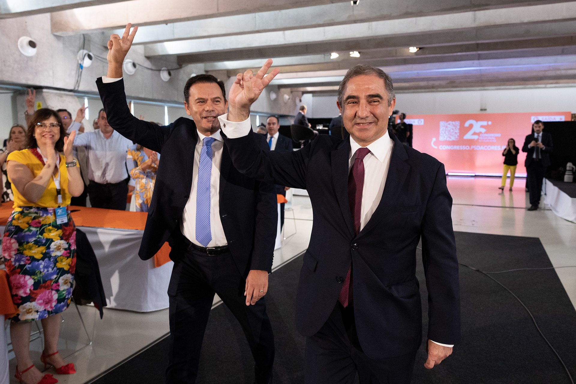 Luís Montenegro, Presidente do PSD (esq). e José Manuel Boleiro, re-eleito Presidente do PSD/A no encerramento do congresso