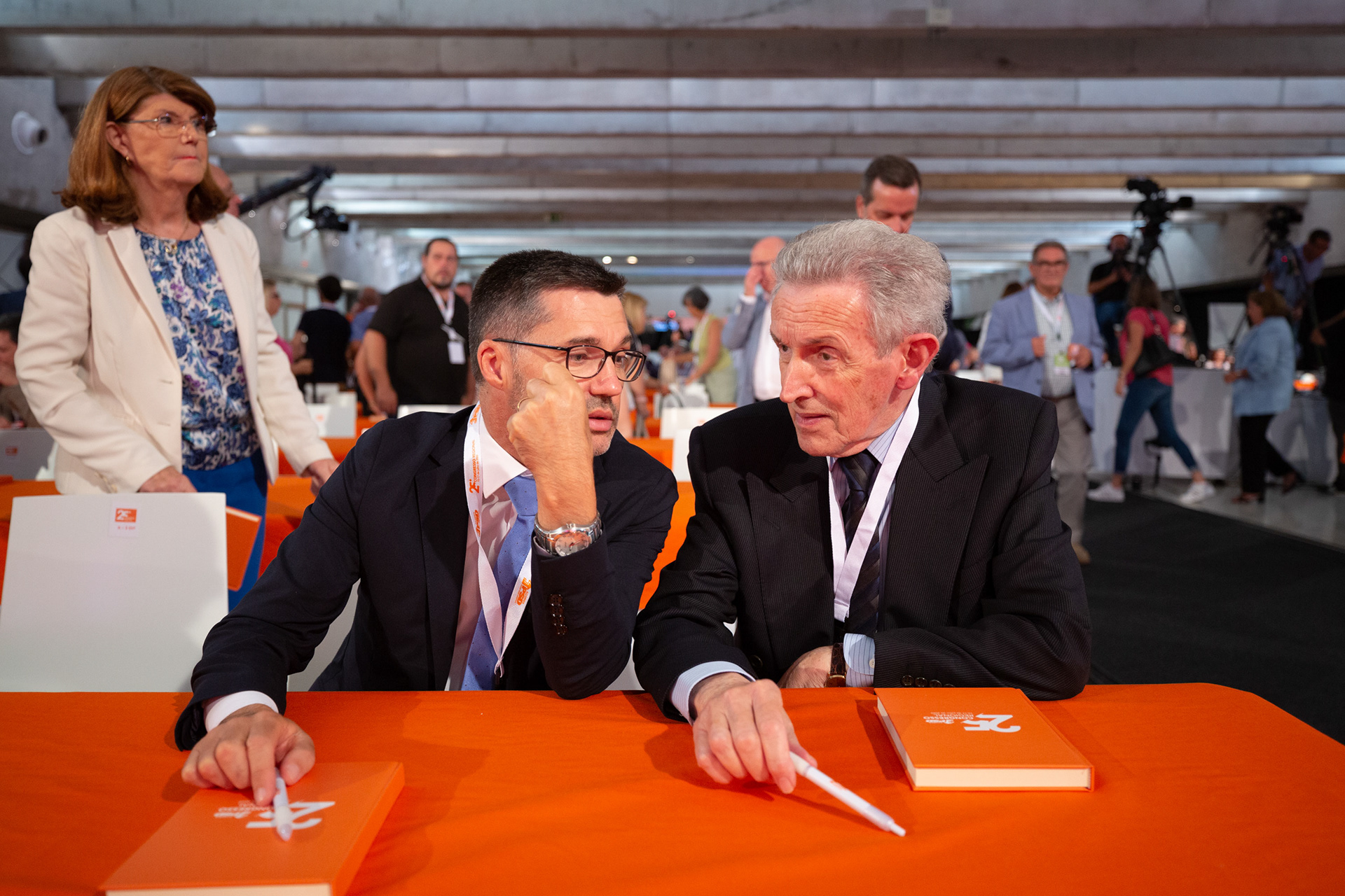 Luís Garcia, Presidente da Assembleia Legislativa da Região Autónoma dos Açores (PSD, esq) em conversa com Mota Amaral, primeiro Presidente do PSD/A e do Governo Regional dos Açores. Em segundo plano, Berta Cabral, Secretária Regional do Turismo, Mobilidade e Infra-estruturas e antiga Presidente do PSD/A