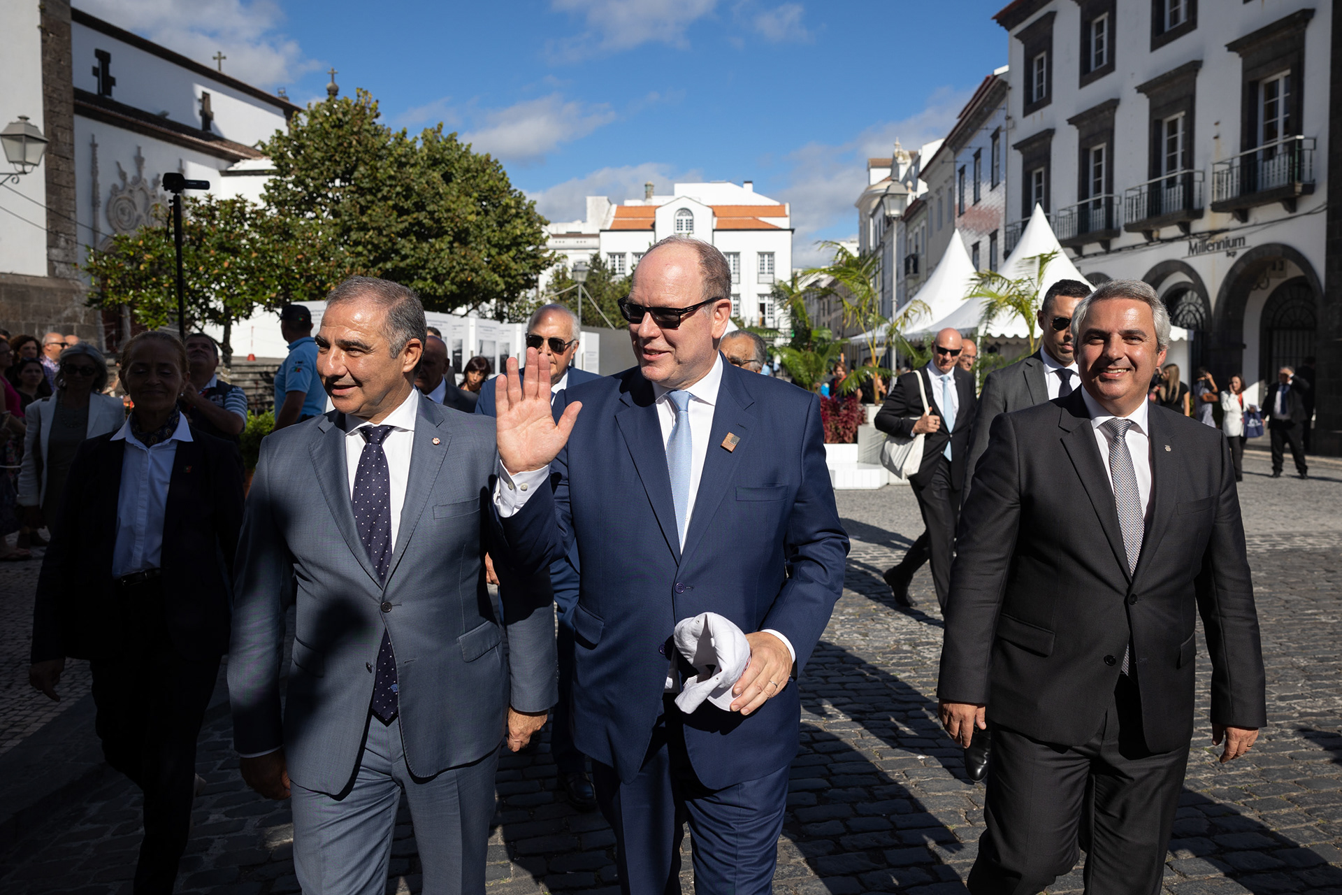 Alberto II do Mónaco, com José Manuel Bolieiro, Presidente do Governo Regional dos Açores (E) e Pedro do Nascimento Cabral, Presidente da Câmara Municipal de Ponta Delgada