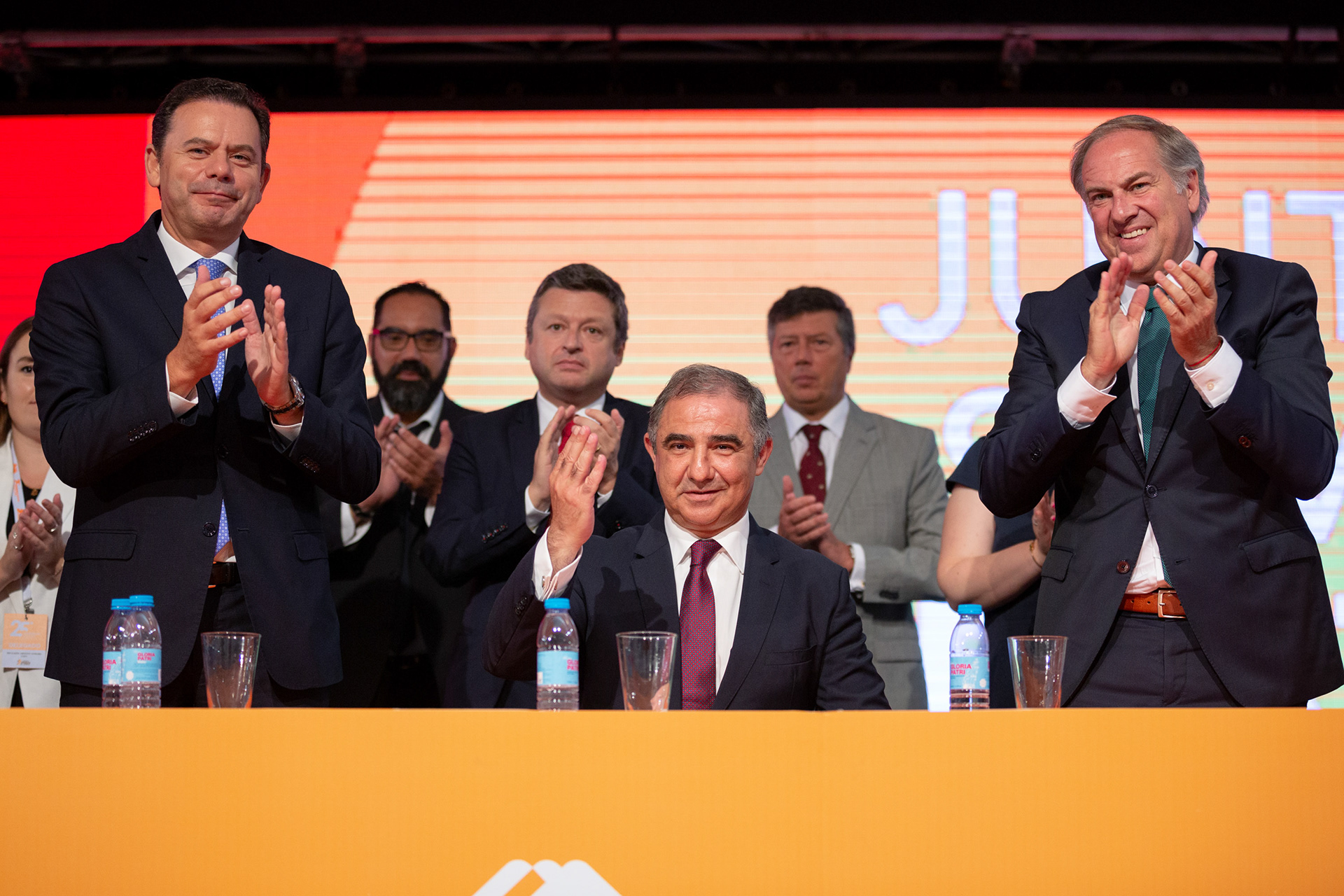 Luís Montenegro, Presidente do PSD (esq.) e José Prada, Secretário-Geral do PSD/Madeira (dir) aplaudem José Manuel Bolieiro