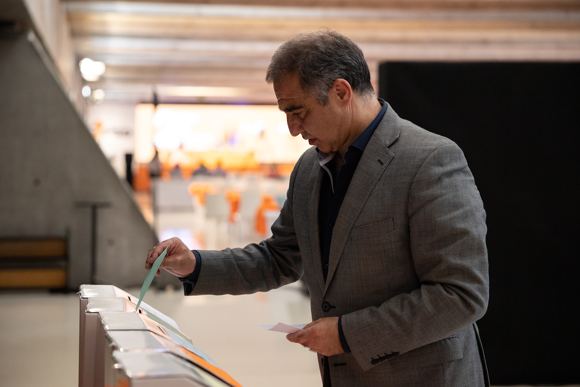 José Manuel Bolieiro vota para os órgãos do partido