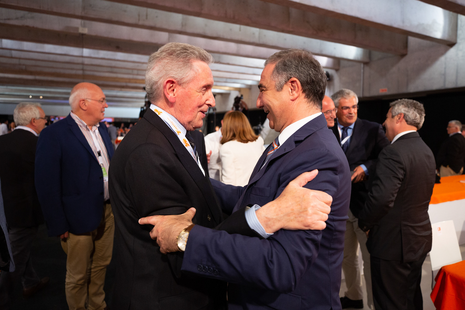 José Manuel Bolieiro, re-eleito Presidente do PSD/A e Presidente do Governo Regional (dir.) cumprimenta Mota Amaral, o primeiro Presidente do PSD/A e do Governo Regional dos Açores