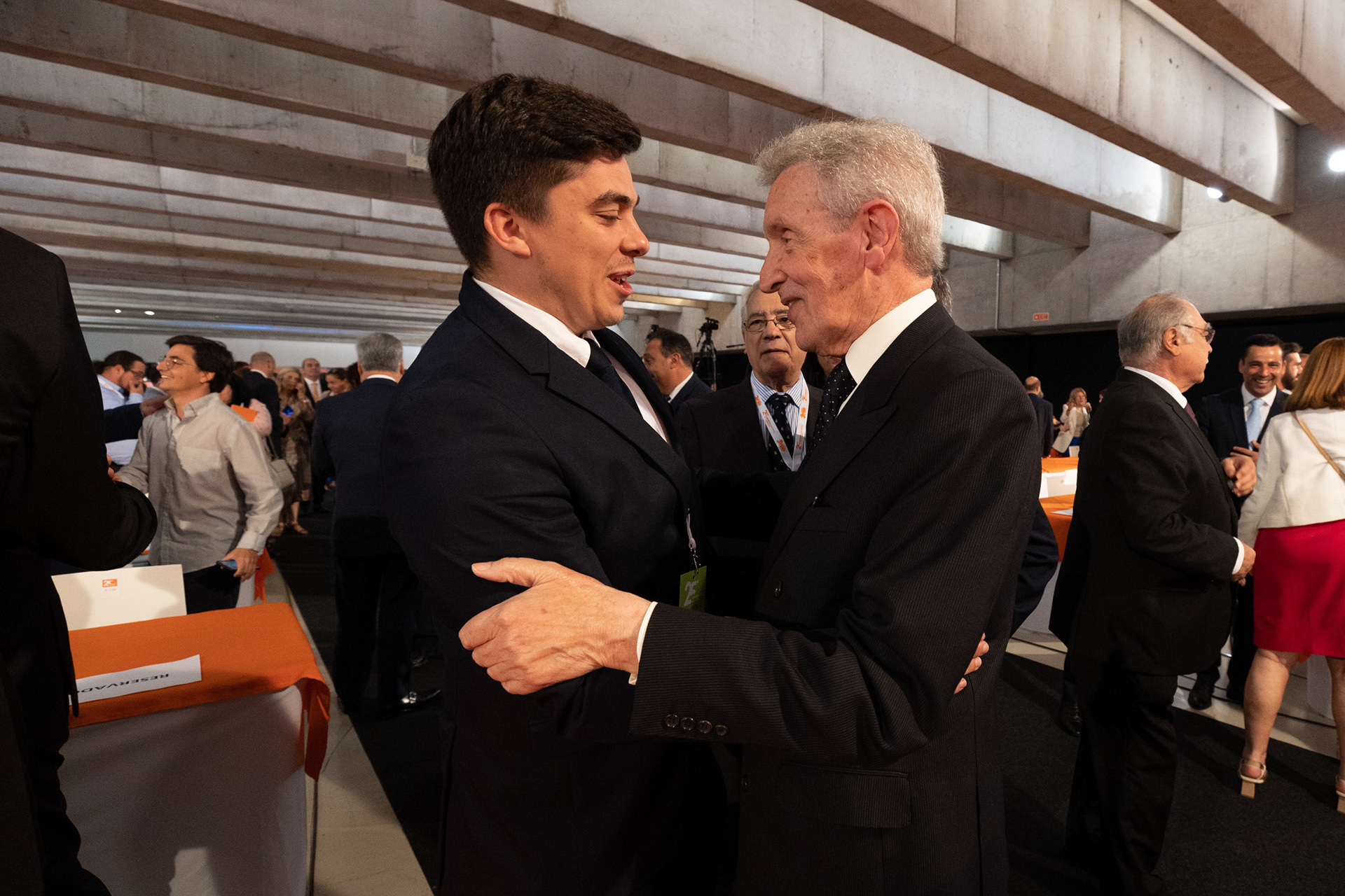 Mota Amaral, primeiro Presidente do PSD/A e do Governo Regional (dir.) cumprimenta Luís Raposo, Presidente da JSD/A