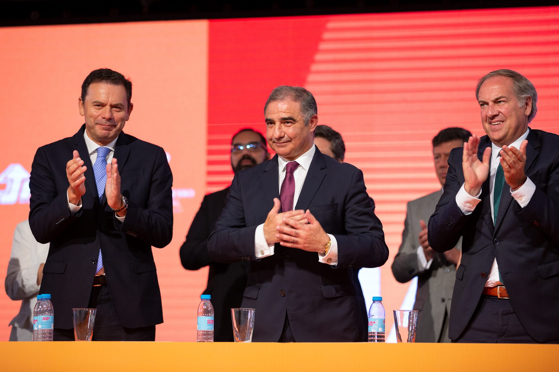 Luís Montenegro, Presidente do PSD (esq.) e José Prada, Secretário-Geral do PSD/Madeira (dir) aplaudem José Manuel Bolieiro